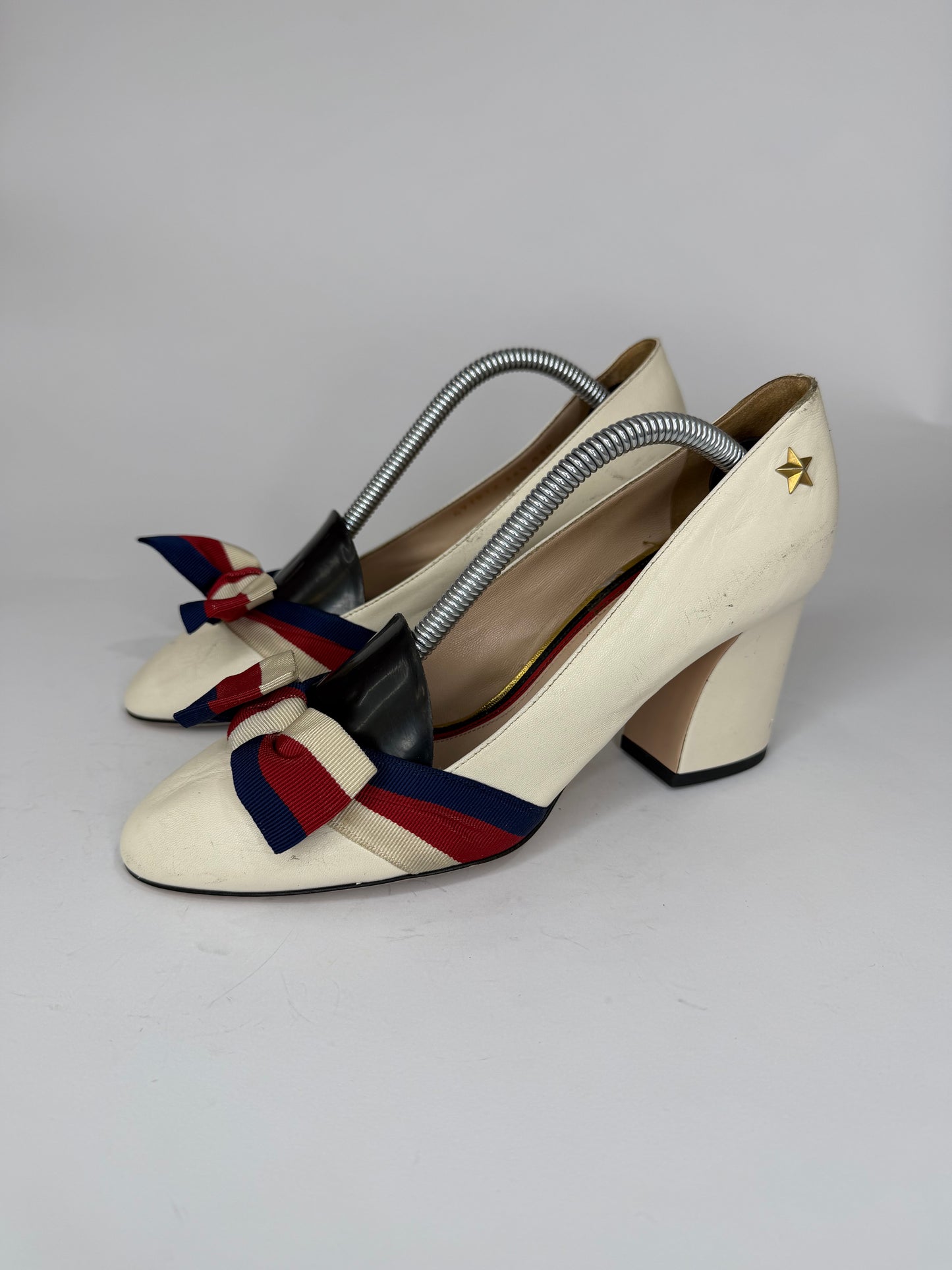 GUCCI
White Leather Vintage Web Bow Pumps Size 36.5 EU/ 6.5 US/ 3.5 UK