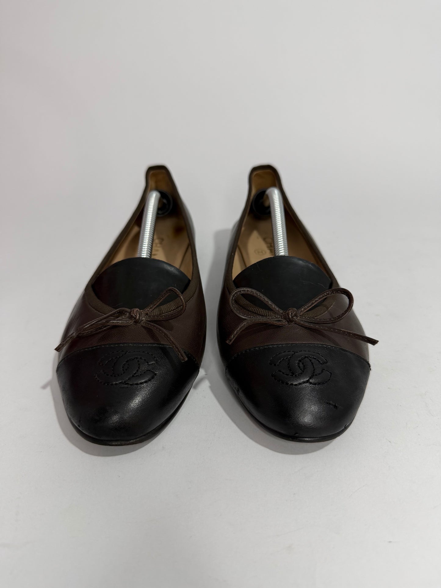 CHANEL
Brown/Black Lambskin Leather CC Ballet Flats Size 39.5 EU/ 9.5 US