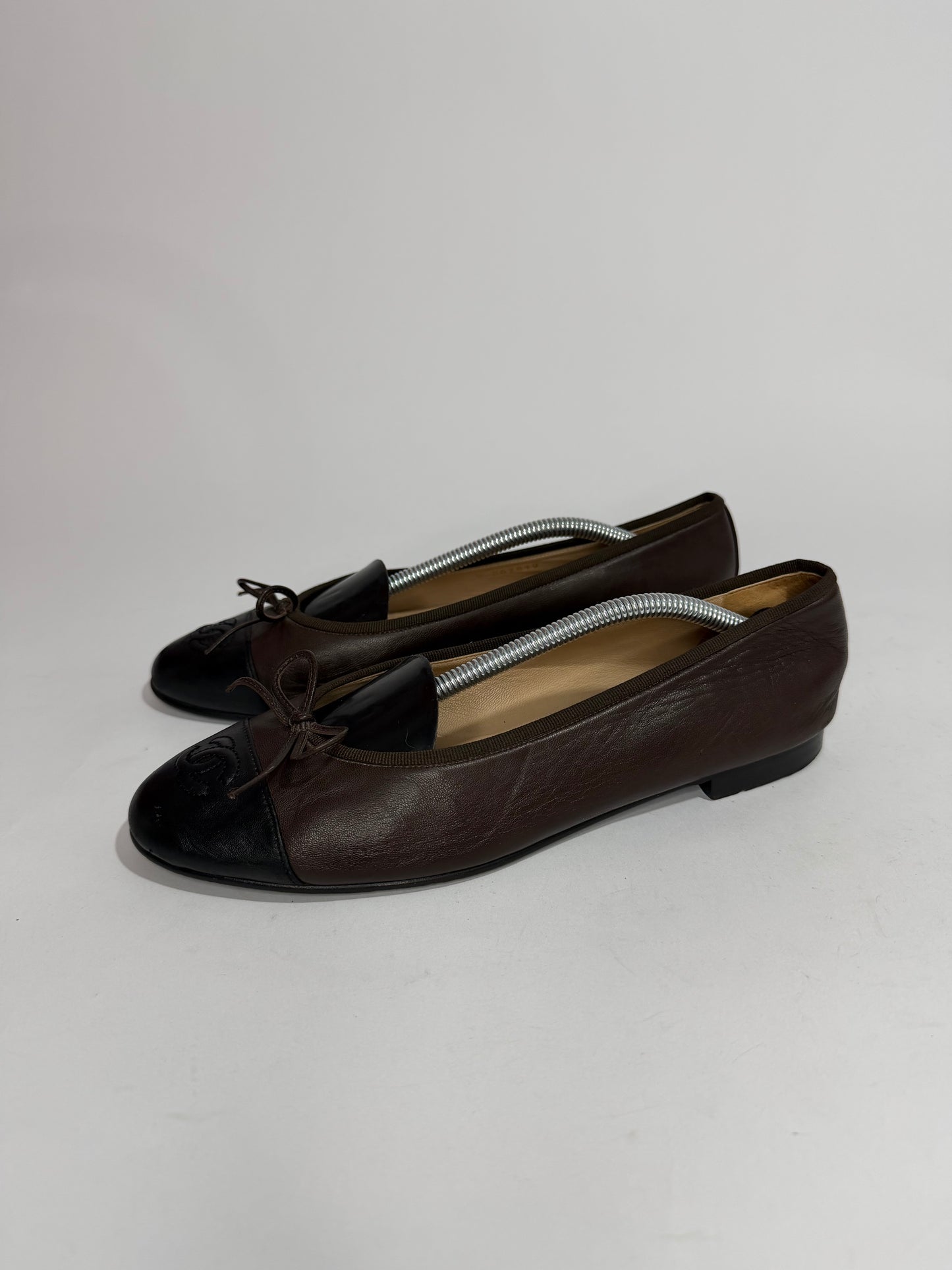 CHANEL
Brown/Black Lambskin Leather CC Ballet Flats Size 39.5 EU/ 9.5 US