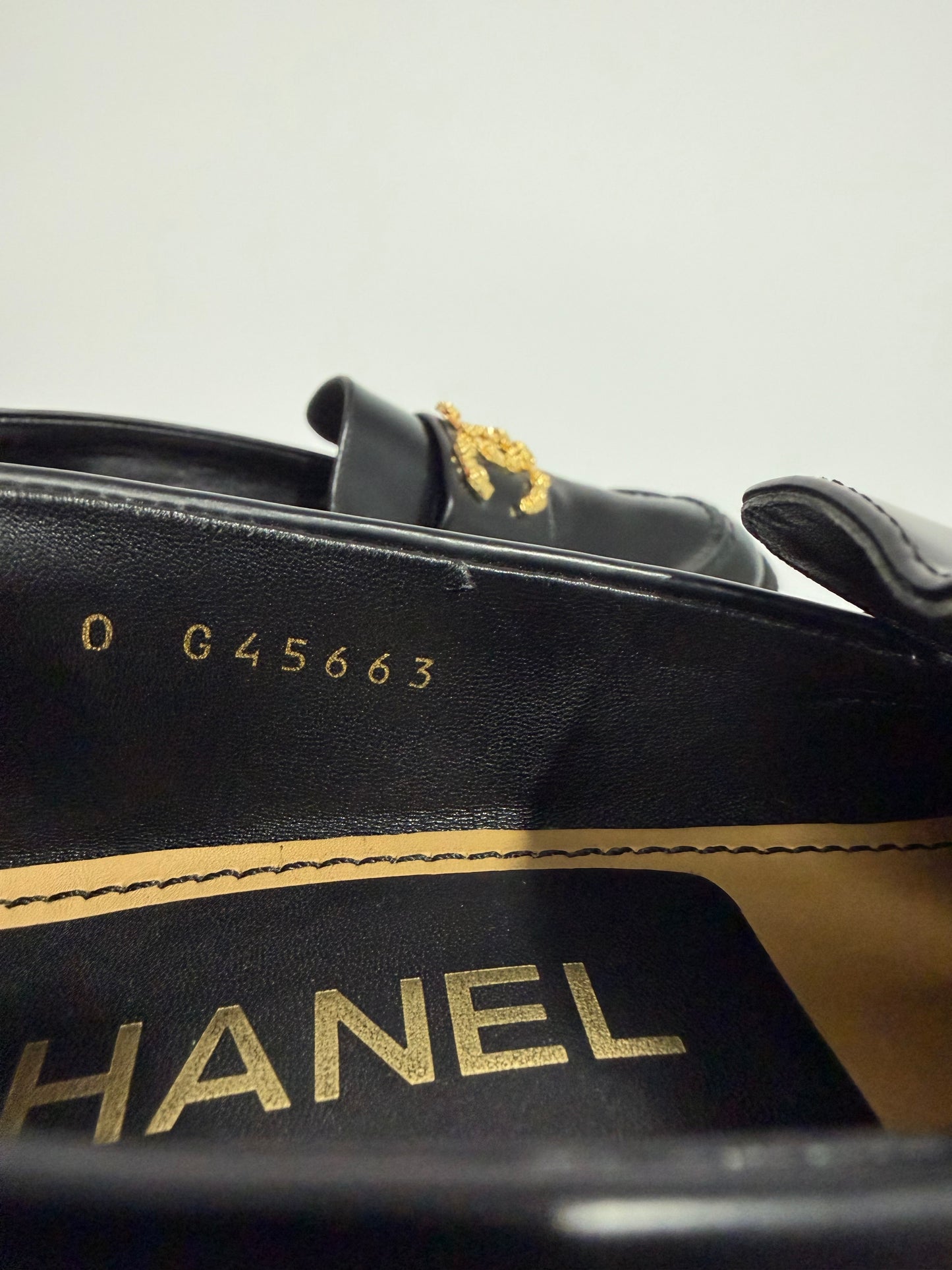 Chanel
Interlocking CC Logo Loafers
Women's Size