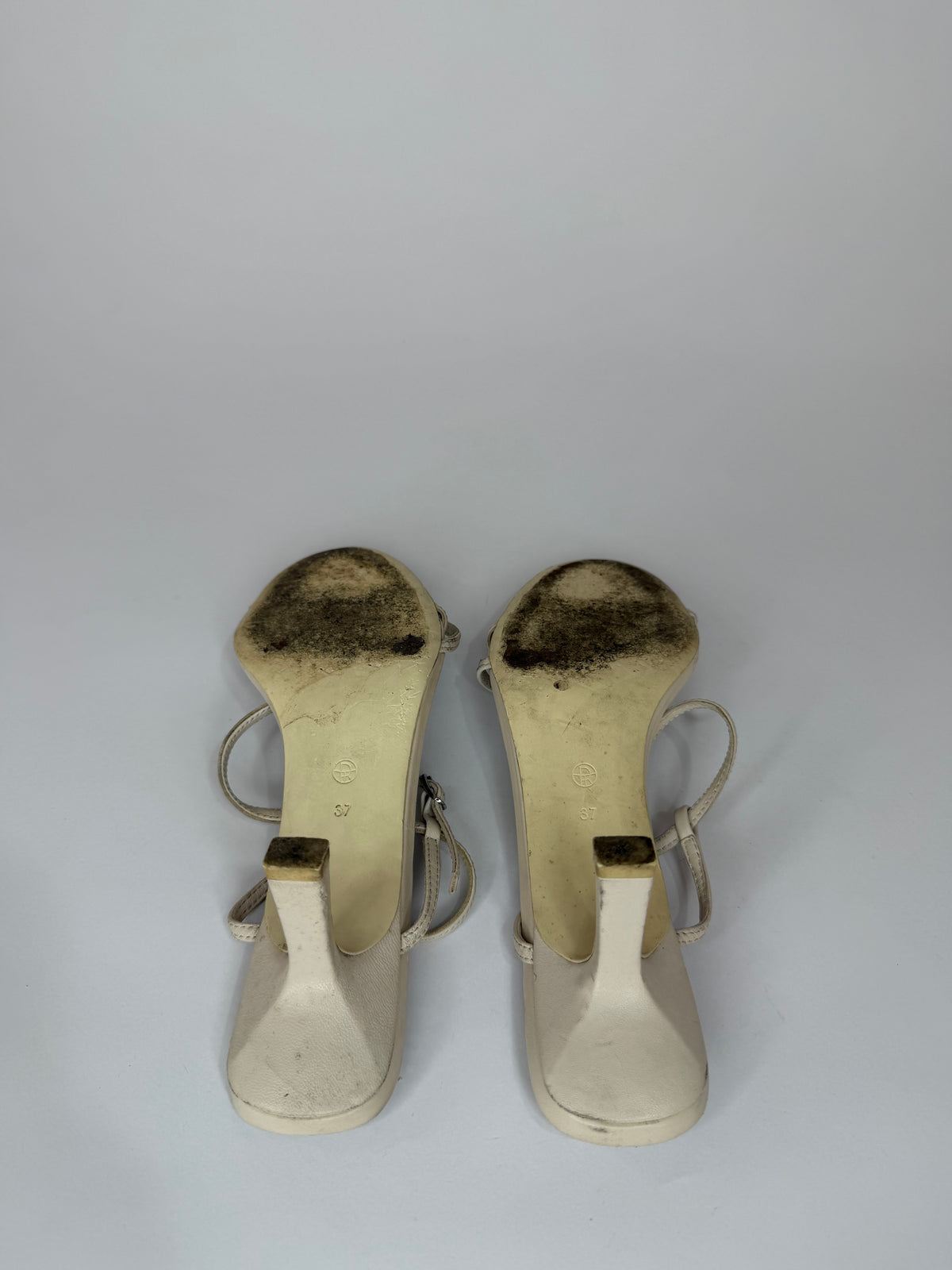 The Row
White Leather Sandals
Women's Size 37 EU/ 7 US/ 4 UK