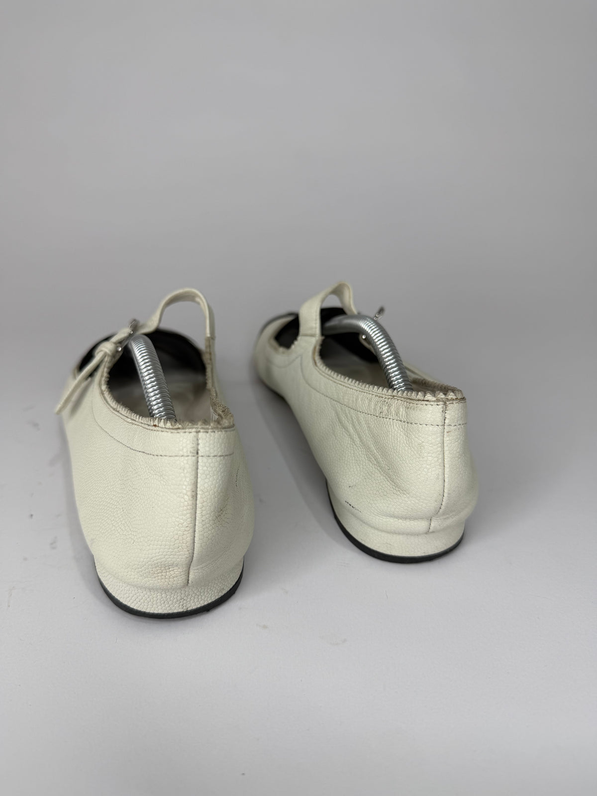 Chanel White/Black Leather CC Mary Jane Flats Size 39 EU/ 9 US