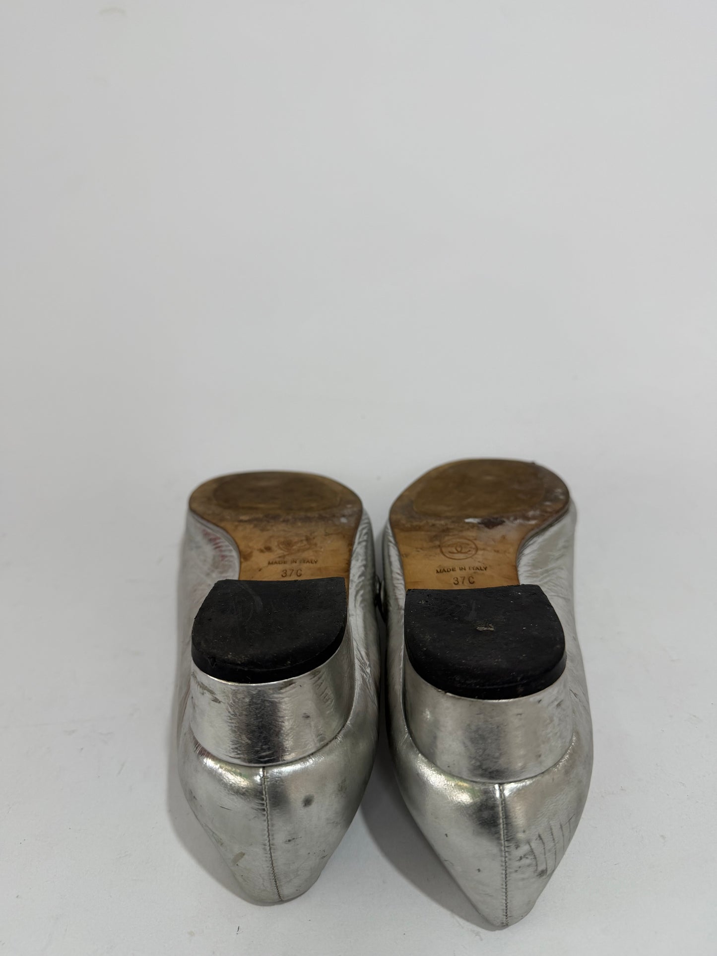 CHANEL
Silver Metallic Crinkled Leather Mary Jane Flats Size 37 EU/ 7 US/ 4 UK