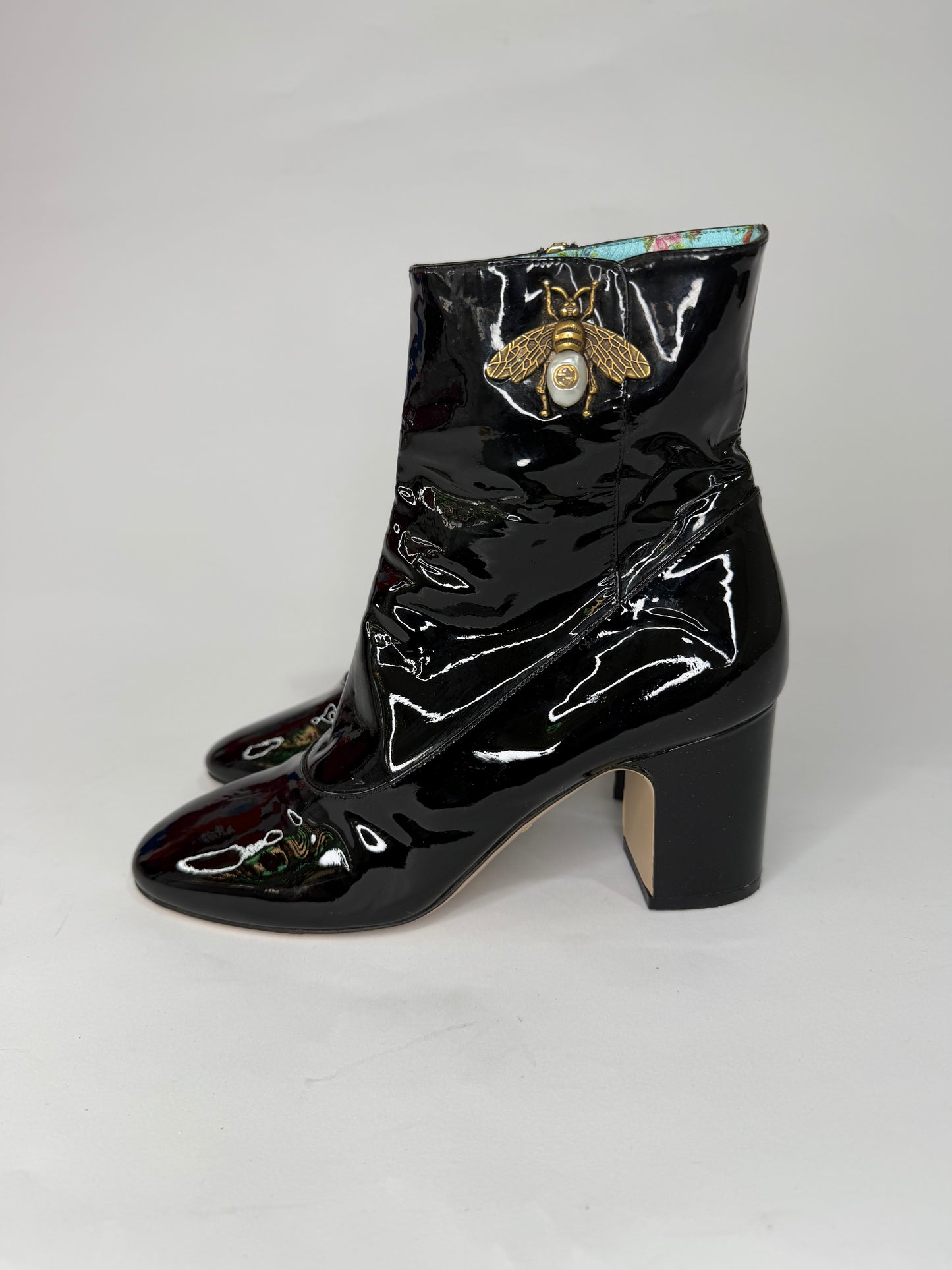 Gucci
Lois Patent Leather Bee Boots
Size 37.5 EU/ 7.5 US/ 4.5 UK
