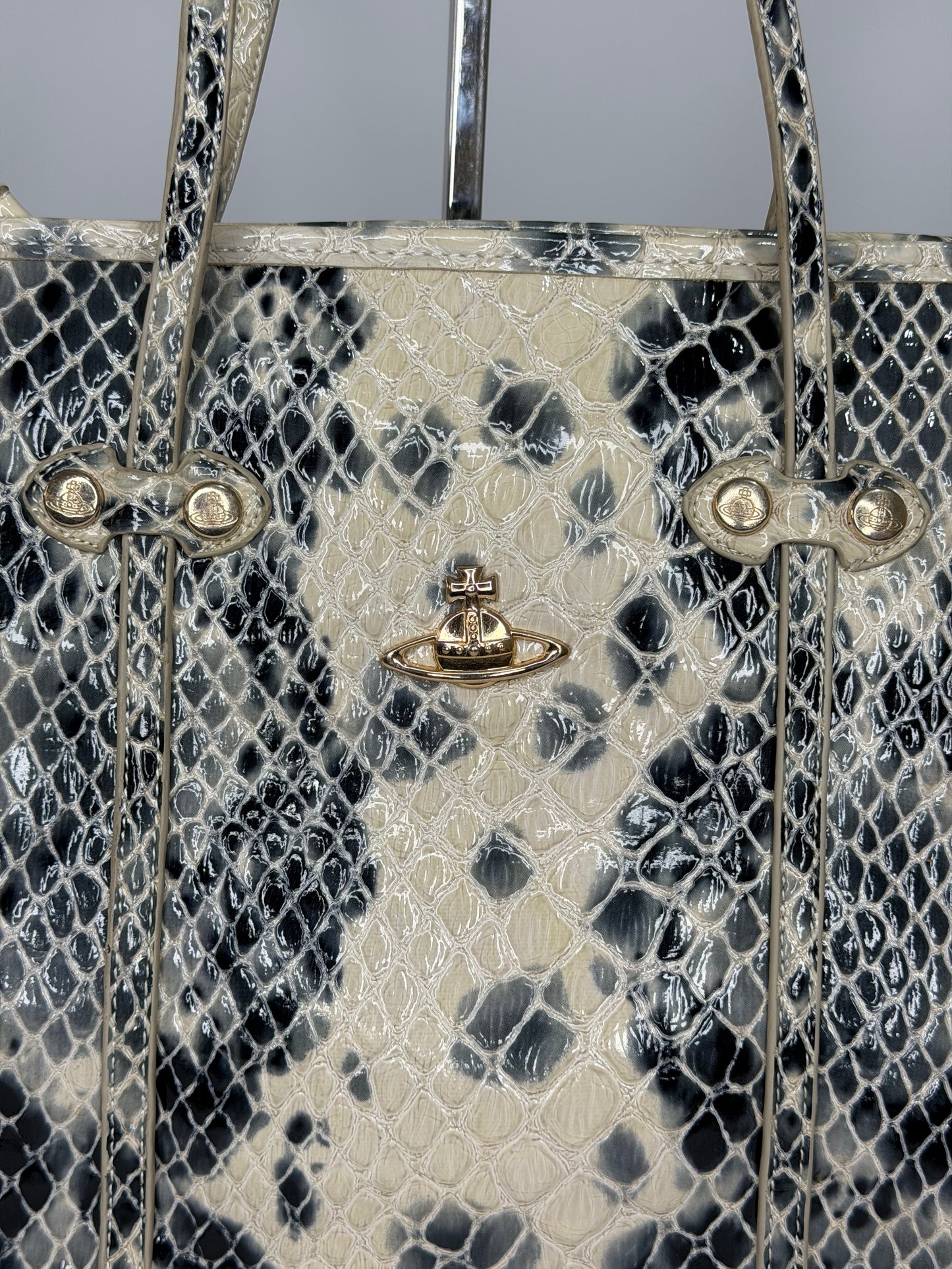 VIVIENNE WESTWOOD Metallic-print Embossed-logo Tote In Silber