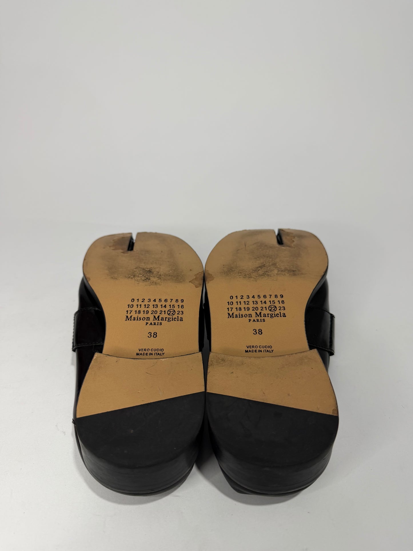 Maison Margeil
Tabi strap split-toe loafers Size 38 EU/ 8 US/ 5UK