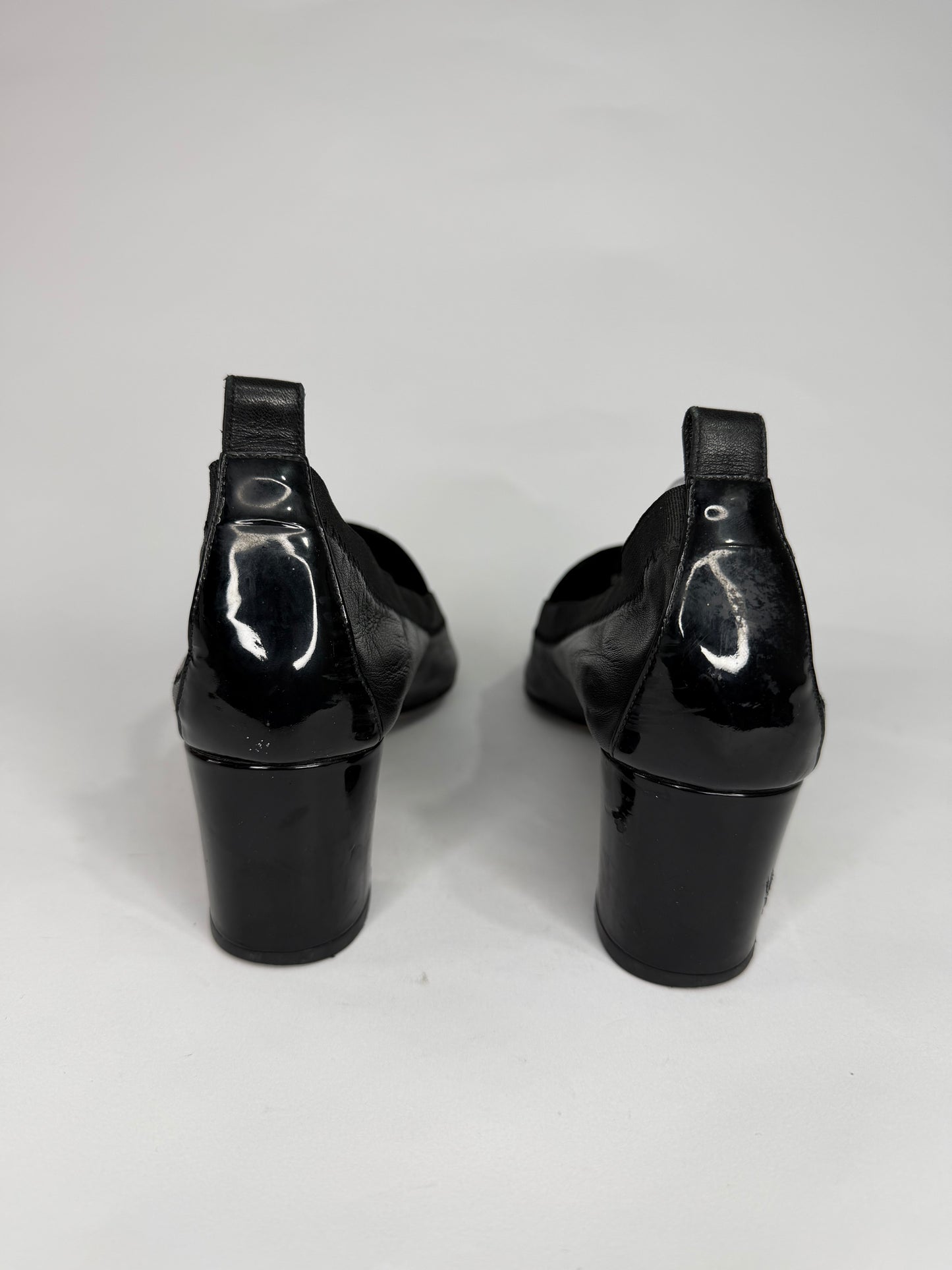 Chanel CC  Black Leather and Patent Leather Block Heel Pumps Size 39 EU/ 9 US/ 6 UK