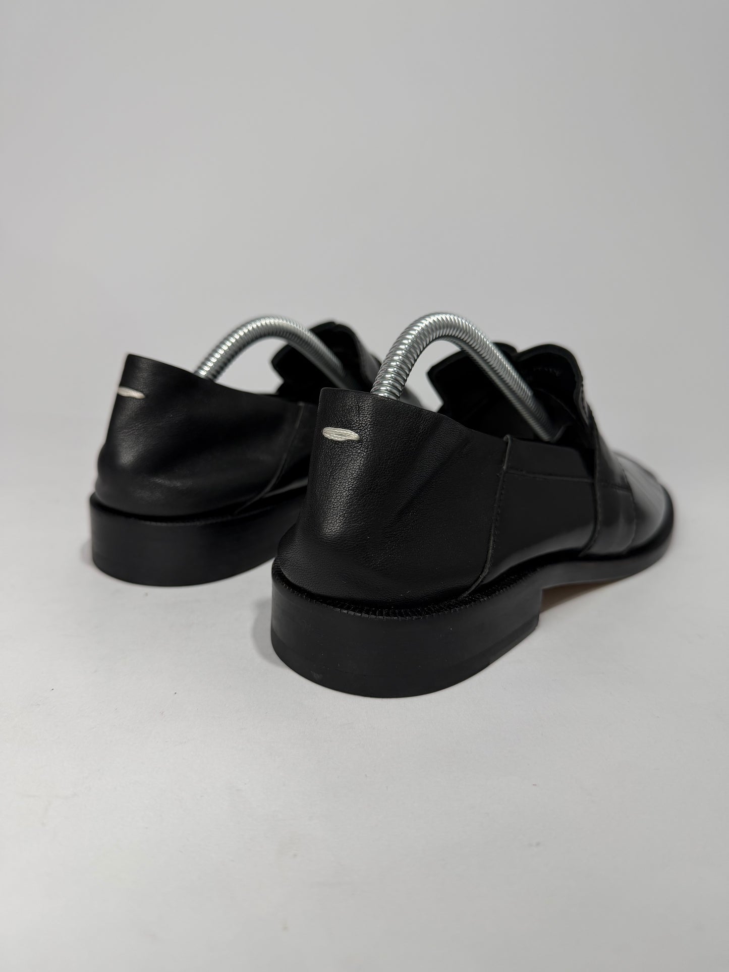 Maison Margeil
Tabi strap split-toe loafers Size 38 EU/ 8 US/ 5UK