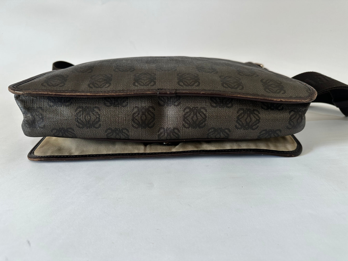 Loewe Pre-Owned
Anagram Coated Canvas Flap crossbody