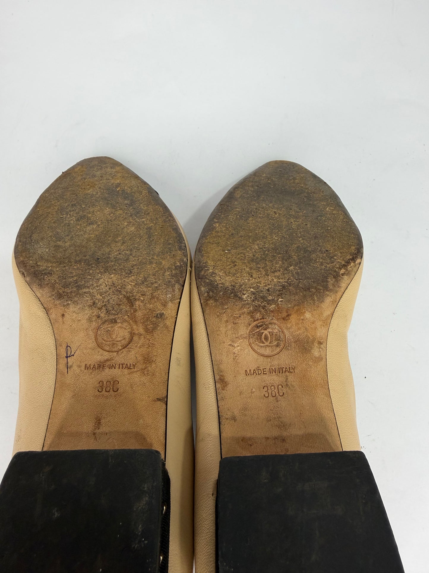 CHANEL
Lambskin Grossgrain Cap Toe Chain CC Flats Beige Black size 38 EU/ 8 US/ 5 UK