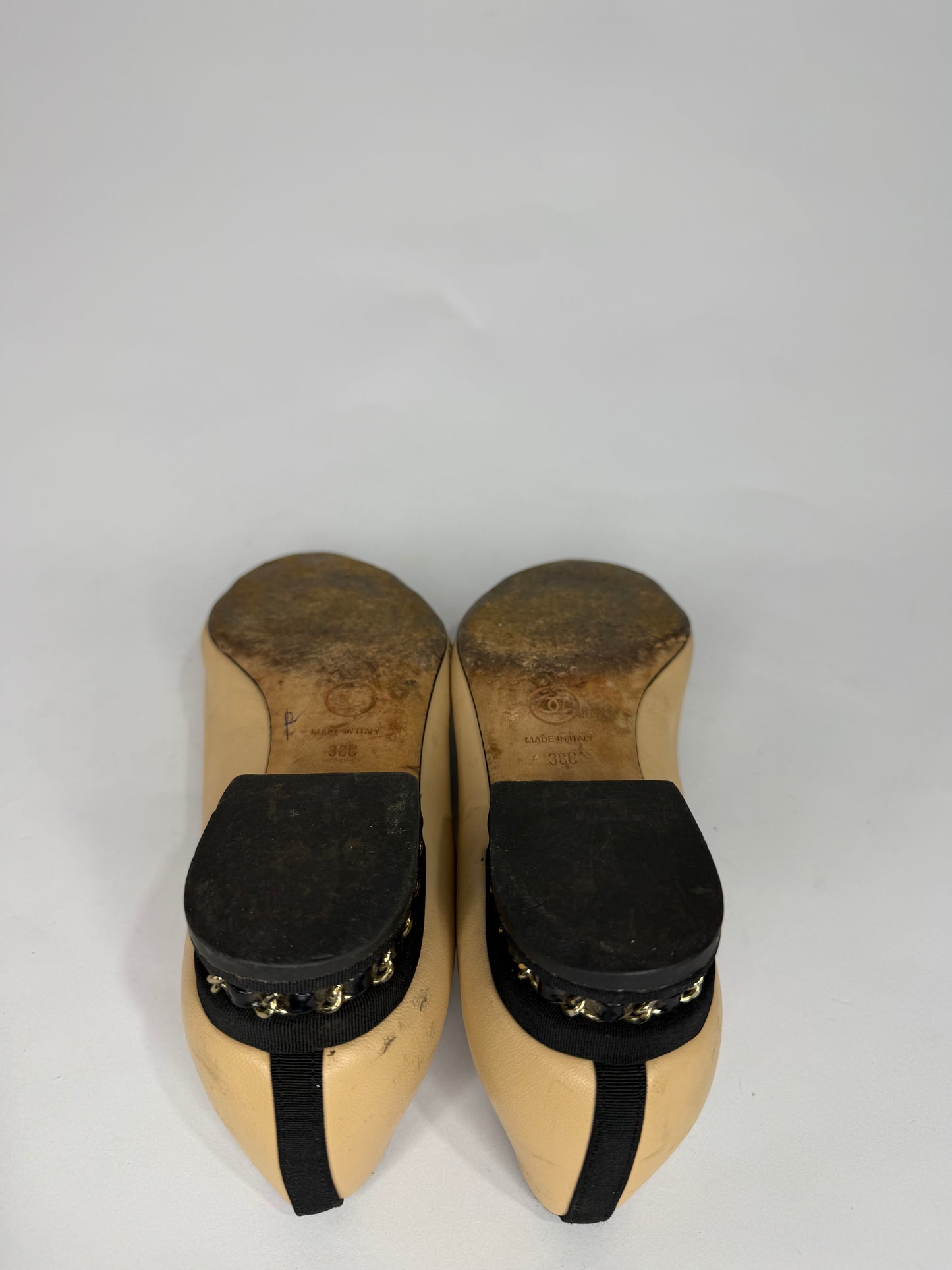 CHANEL
Lambskin Grossgrain Cap Toe Chain CC Flats Beige Black size 38 EU/ 8 US/ 5 UK