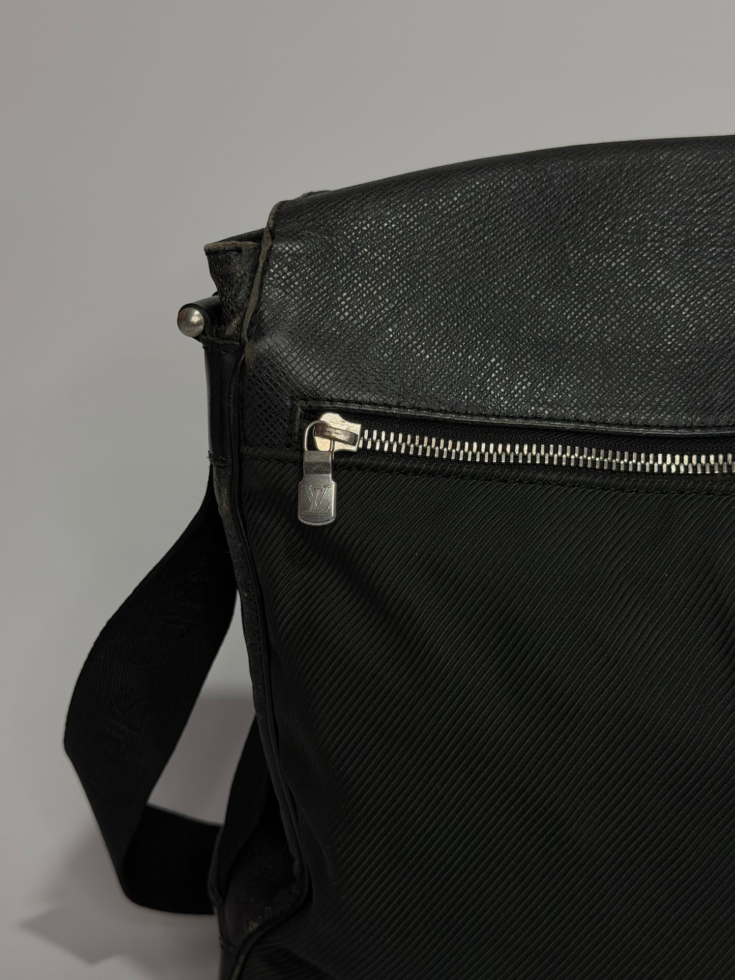 LOUIS VUITTON Black Taiga Leather Viktor Messenger Bag