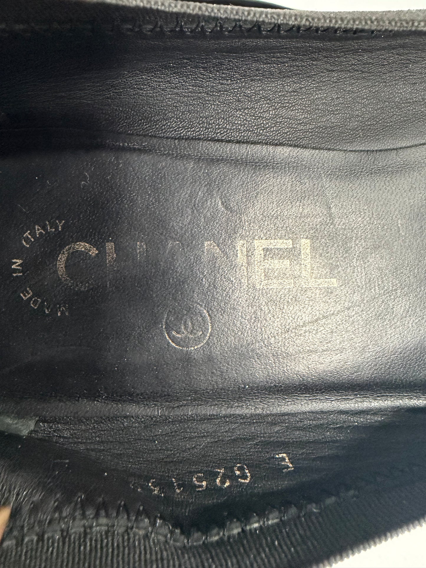 Chanel
Interlocking CC Logo Patent Leather Flats Size 39 EU/ 9 US
