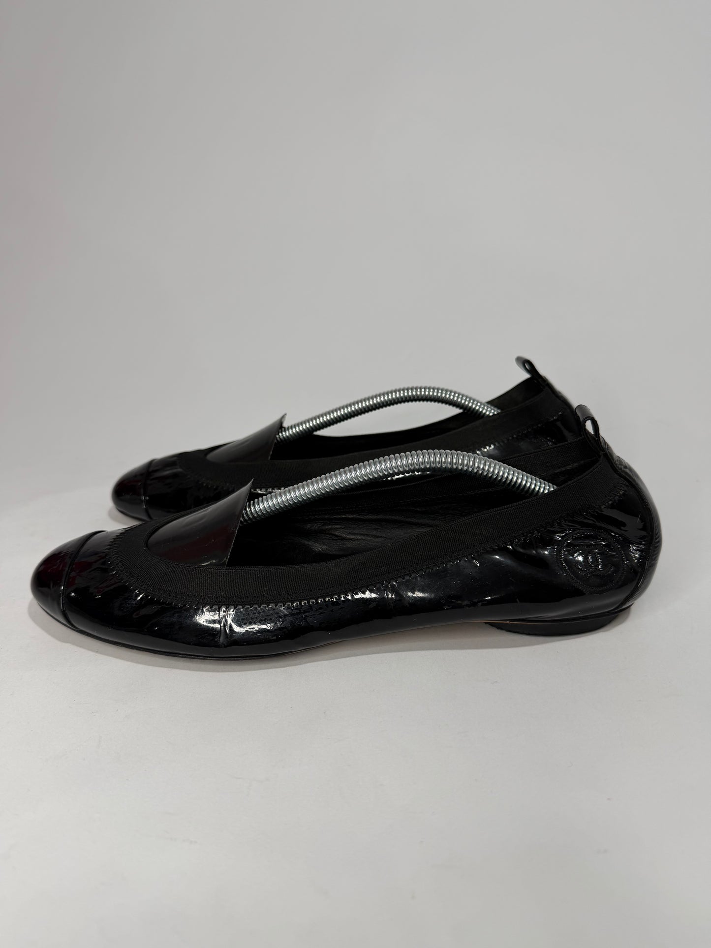 Chanel
Interlocking CC Logo Patent Leather Flats Size 39 EU/ 9 US