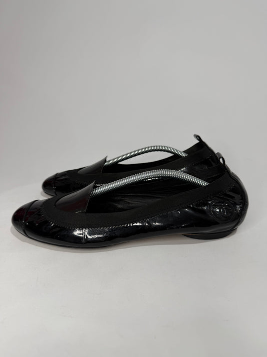 Chanel
Interlocking CC Logo Patent Leather Flats Size 39 EU/ 9 US