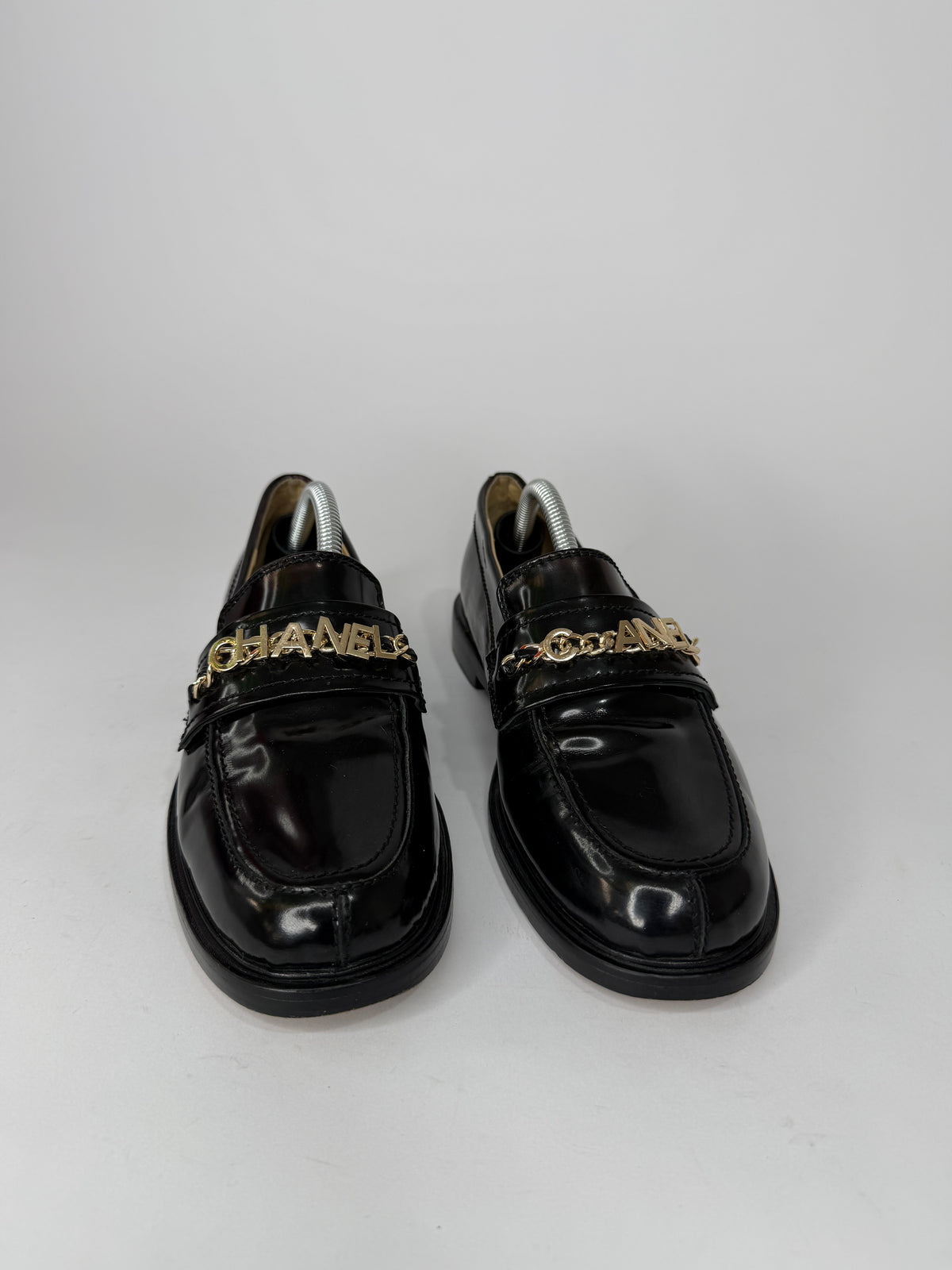 CHANEL
Shiny Calfskin Logo Loafers Black Size 37 EU/ 7 US