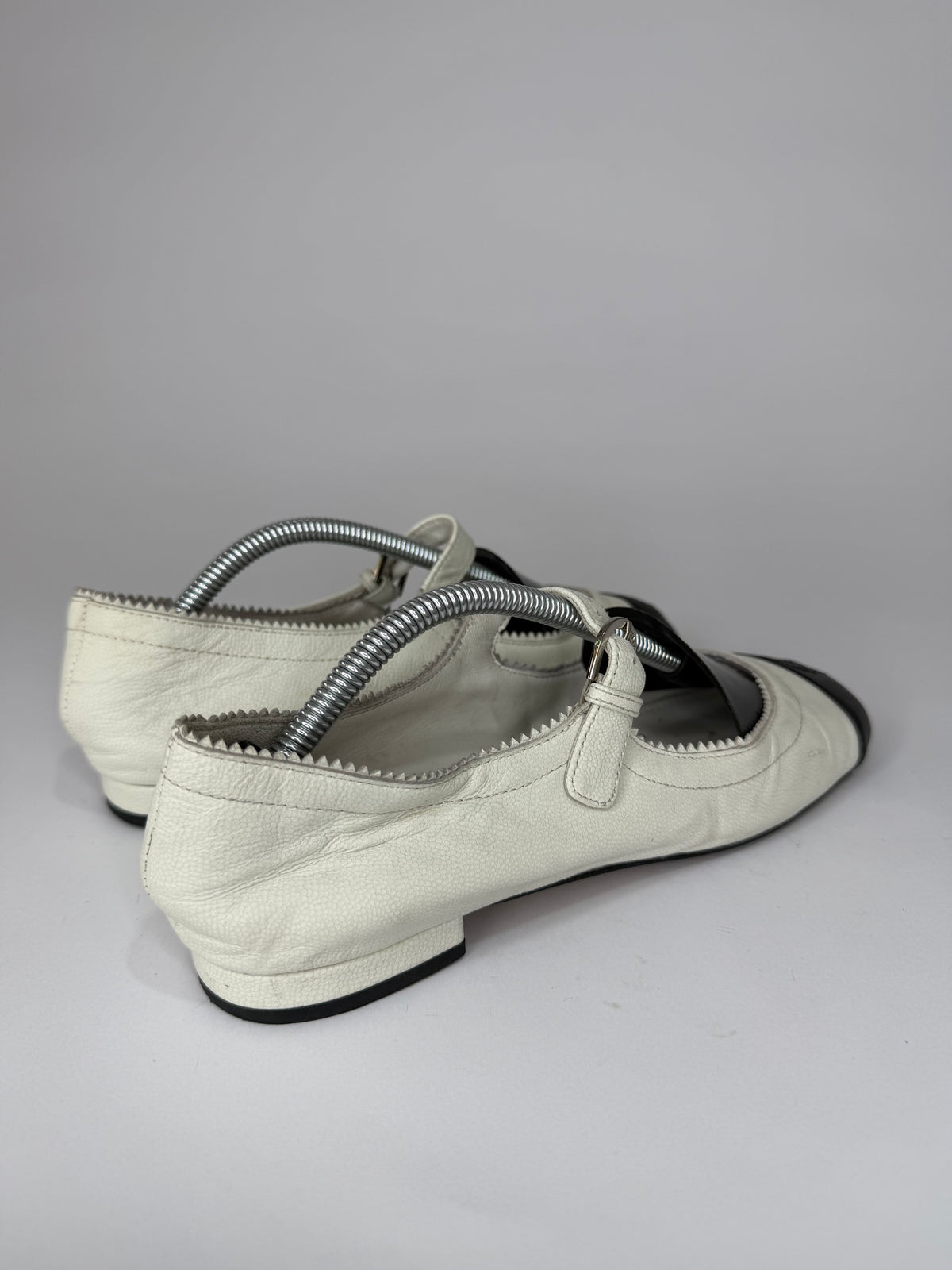 Chanel White/Black Leather CC Mary Jane Flats Size 37 EU/ 7 US