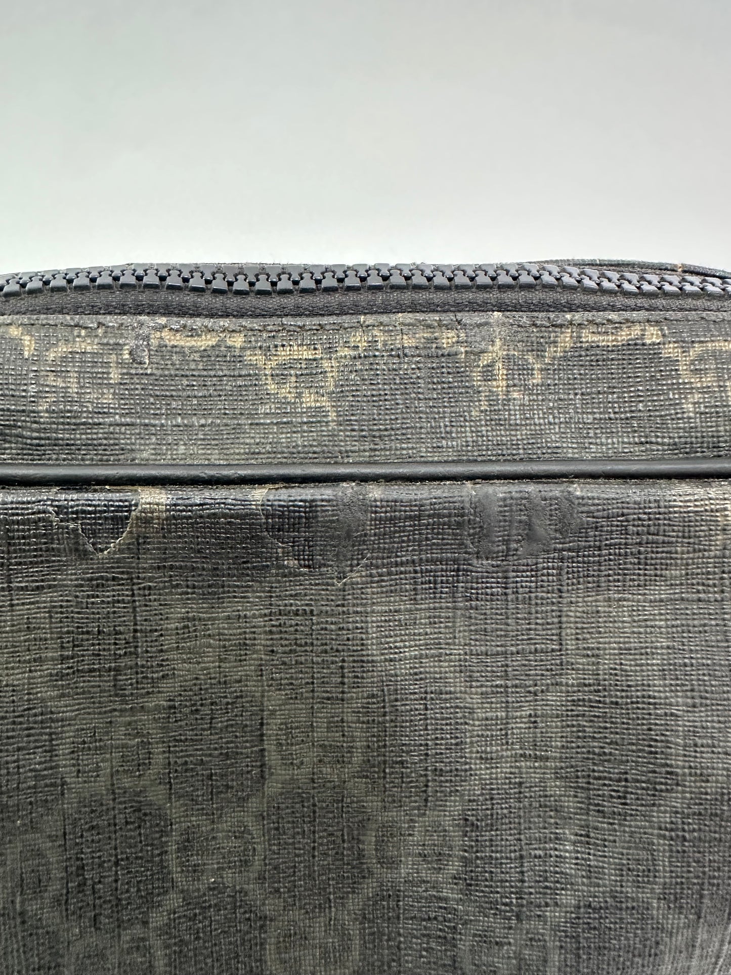 GUCCI 
GG Supreme Monogram Messenger Bag Black Grey