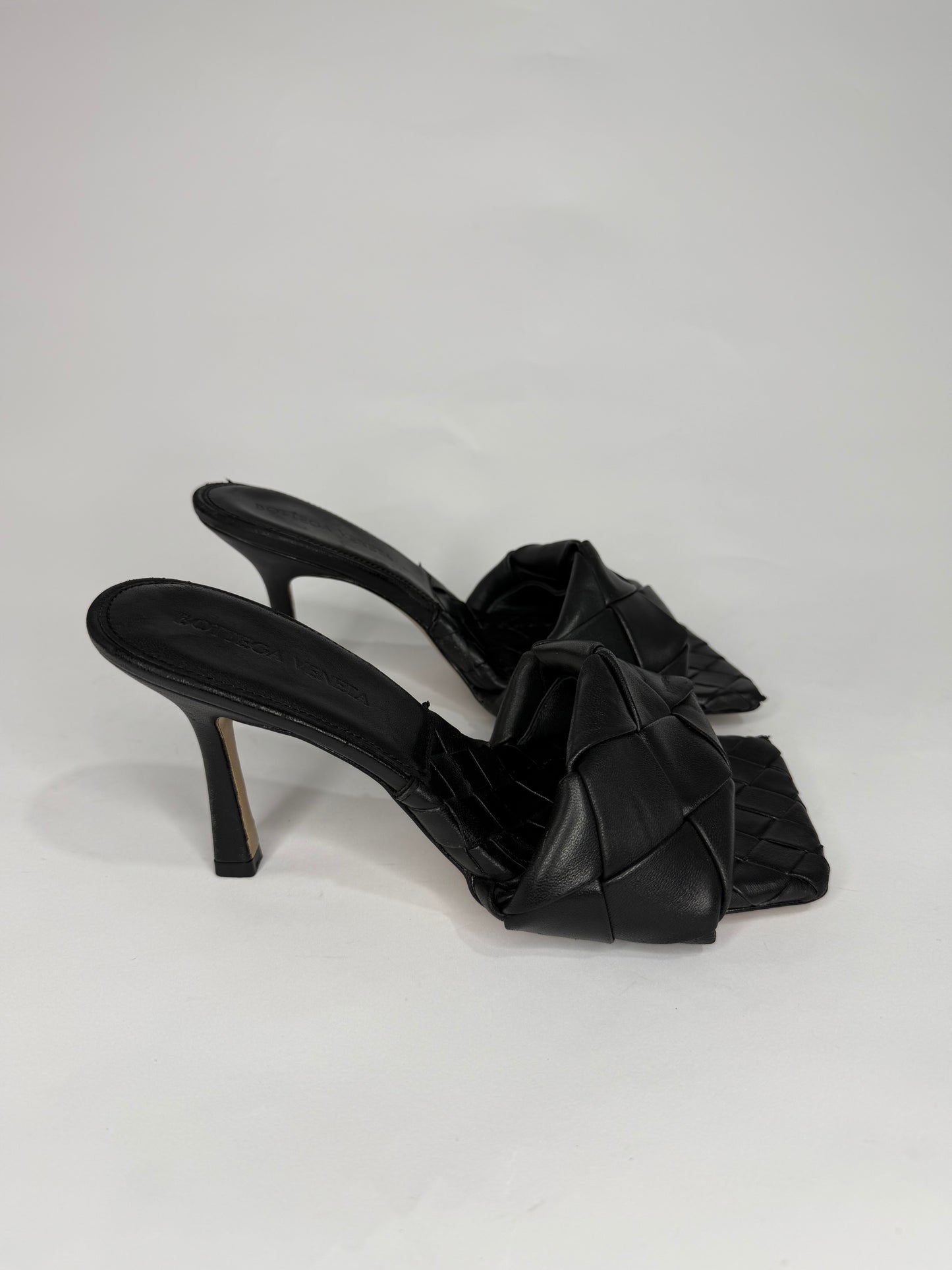 Bottega Veneta
Intrecciato Weave Leather Slides
Women's Size 36 EU/ 6 US / 3 UK