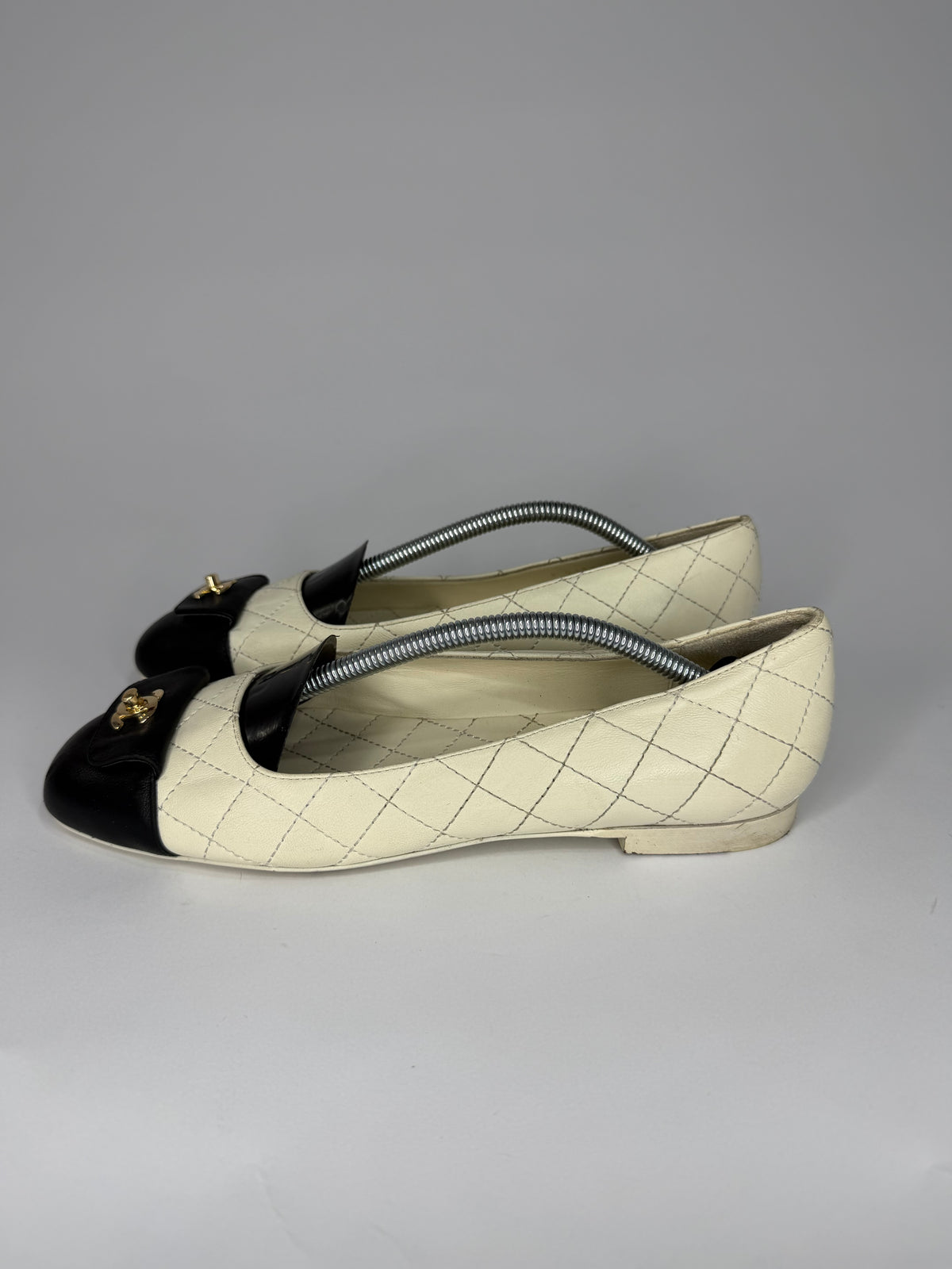 Chanel
2024 Interlocking CC Logo Ballet Flats
Women's Size 38 EU/ 8 US