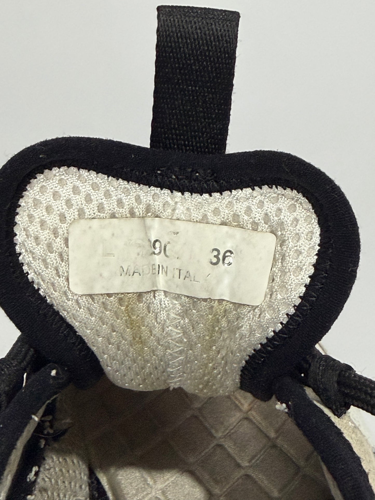 CHANEL
Velvet Calfskin Mixed Fibers CC Sneakers 36 White Black