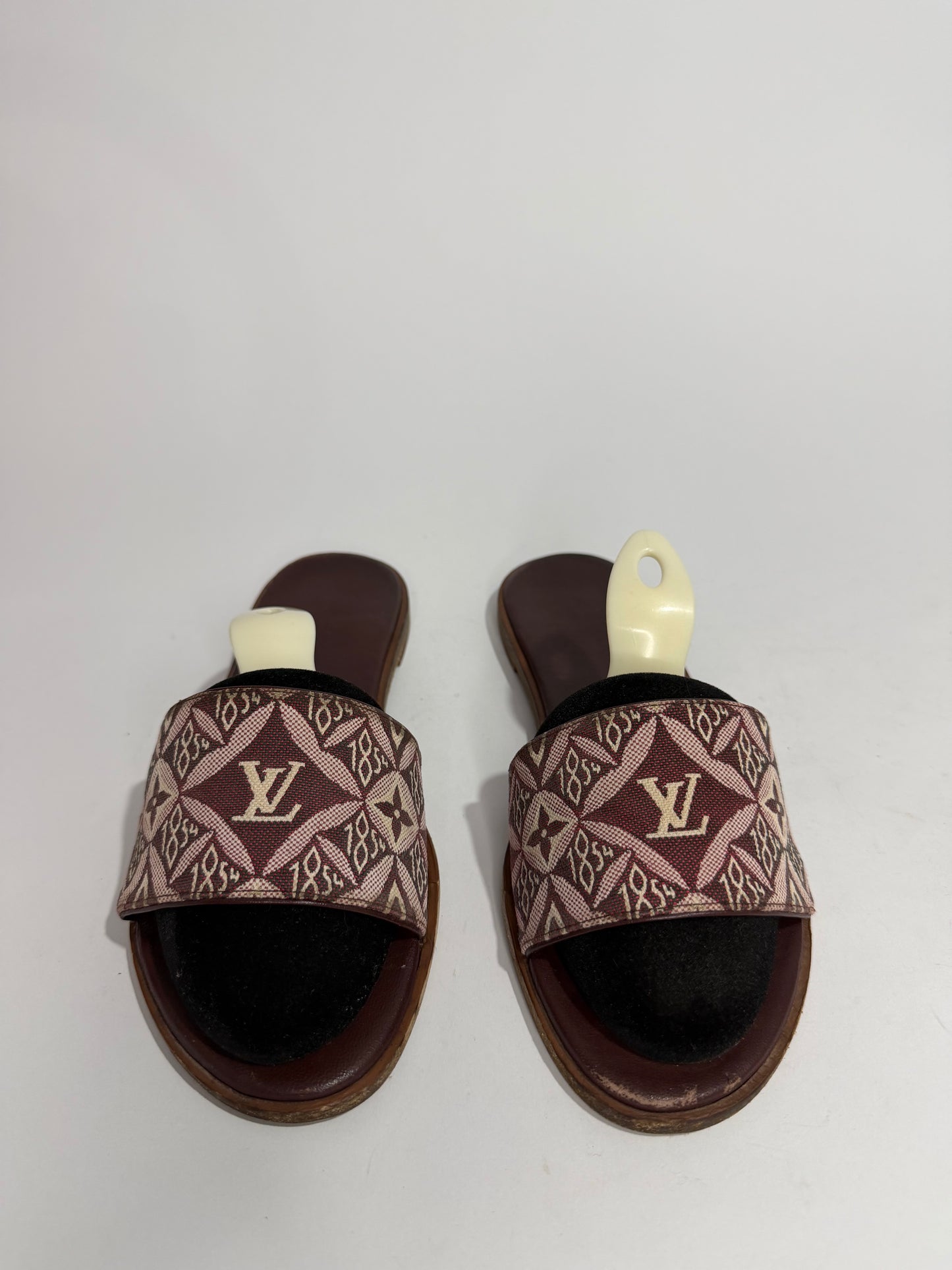 Louis Vuitton
LV Monogram Canvas Slides Size 38 EU/ 8 US