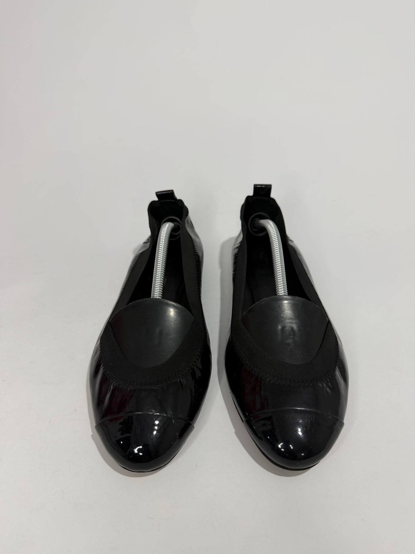 Chanel
Interlocking CC Logo Patent Leather Flats Size 39 EU/ 9 US