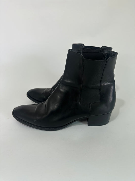 SAINT LAURENT
Leather Chelsea Boots Size 41