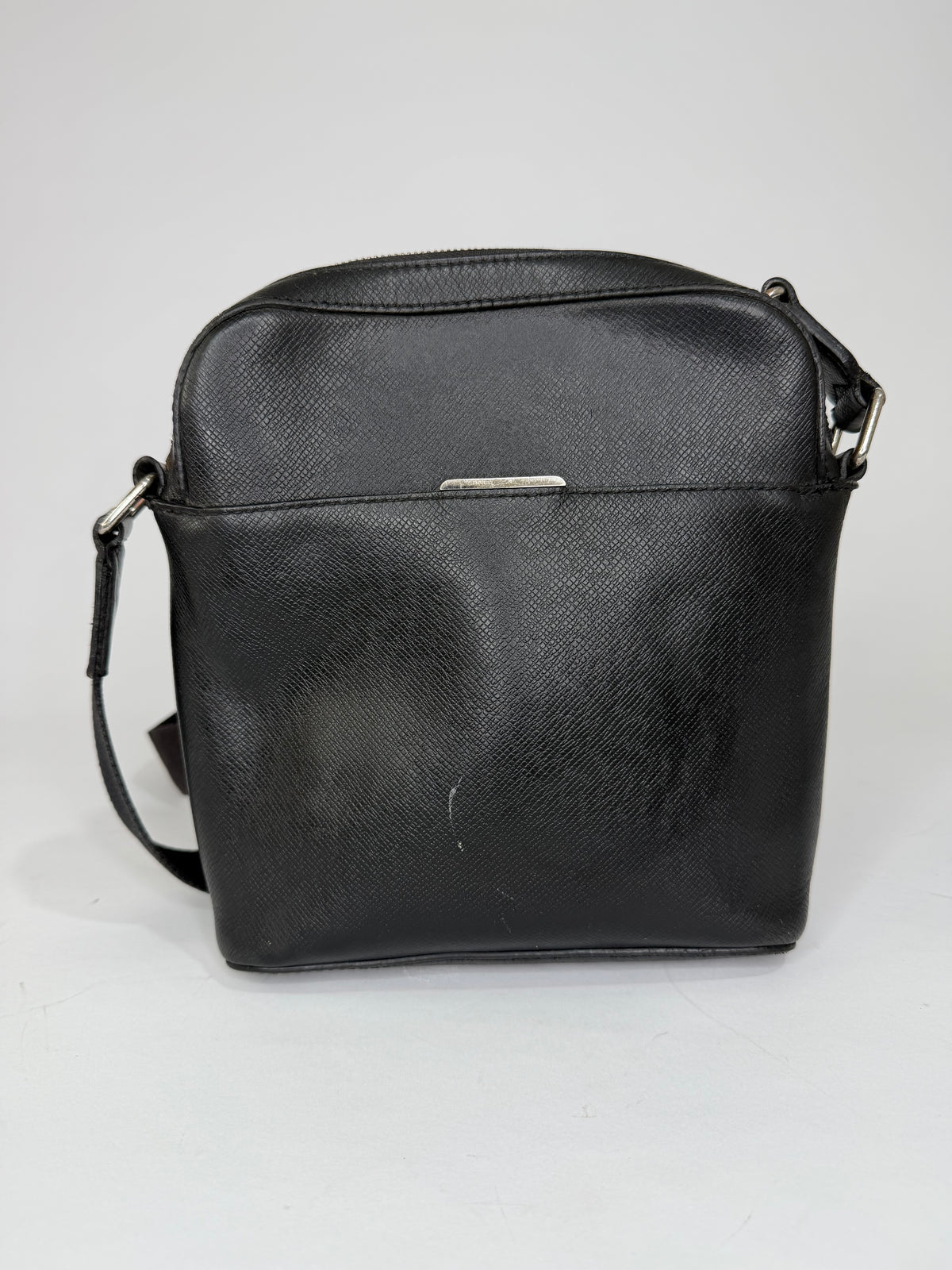 LOUIS VUITTON
Taiga Anton Pochette Black
