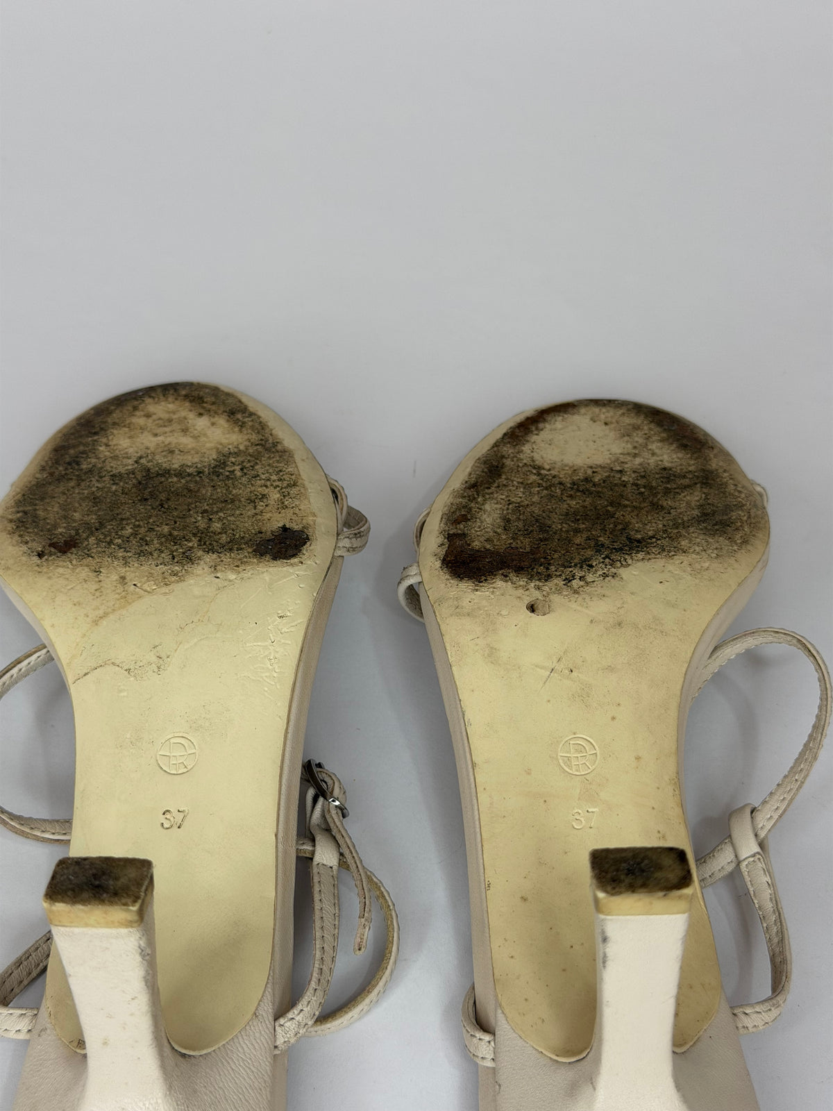 The Row
White Leather Sandals
Women's Size 37 EU/ 7 US/ 4 UK