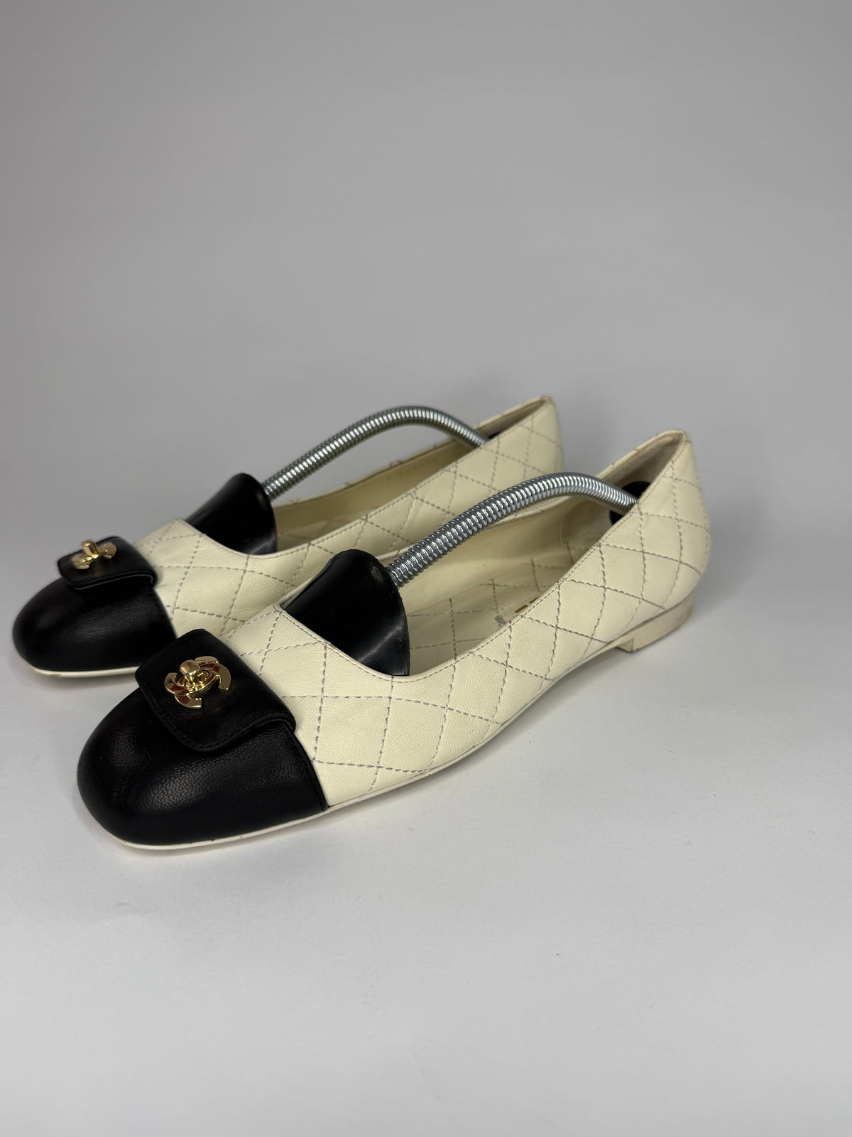 Chanel
2024 Interlocking CC Logo Ballet Flats
Women's Size 38 EU/ 8 US