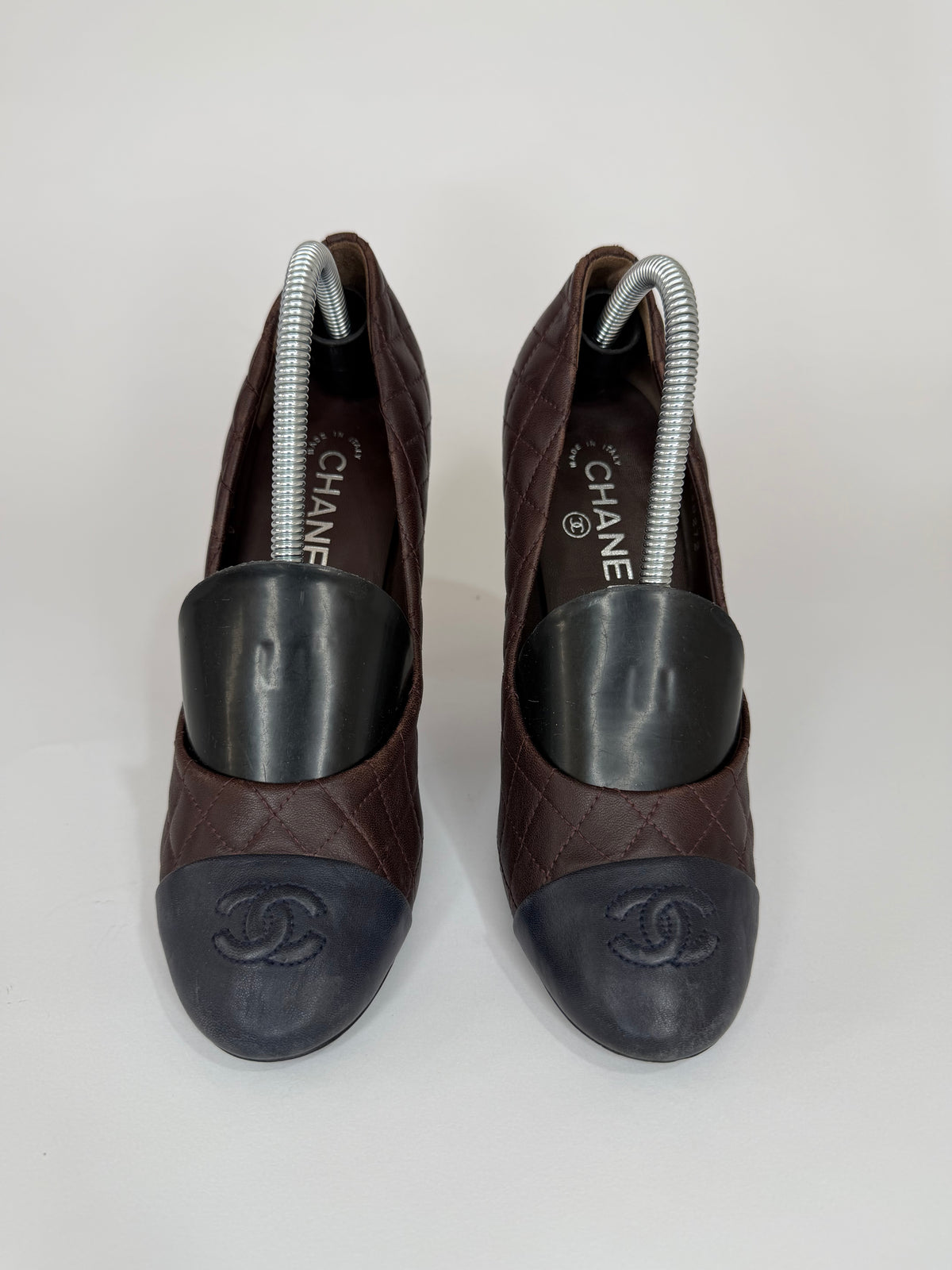 Chanel Burgundy/Navy Blue Quilted Leather CC Cap Toe Pumps Size 38 EU/ 8 US/ 5 UK