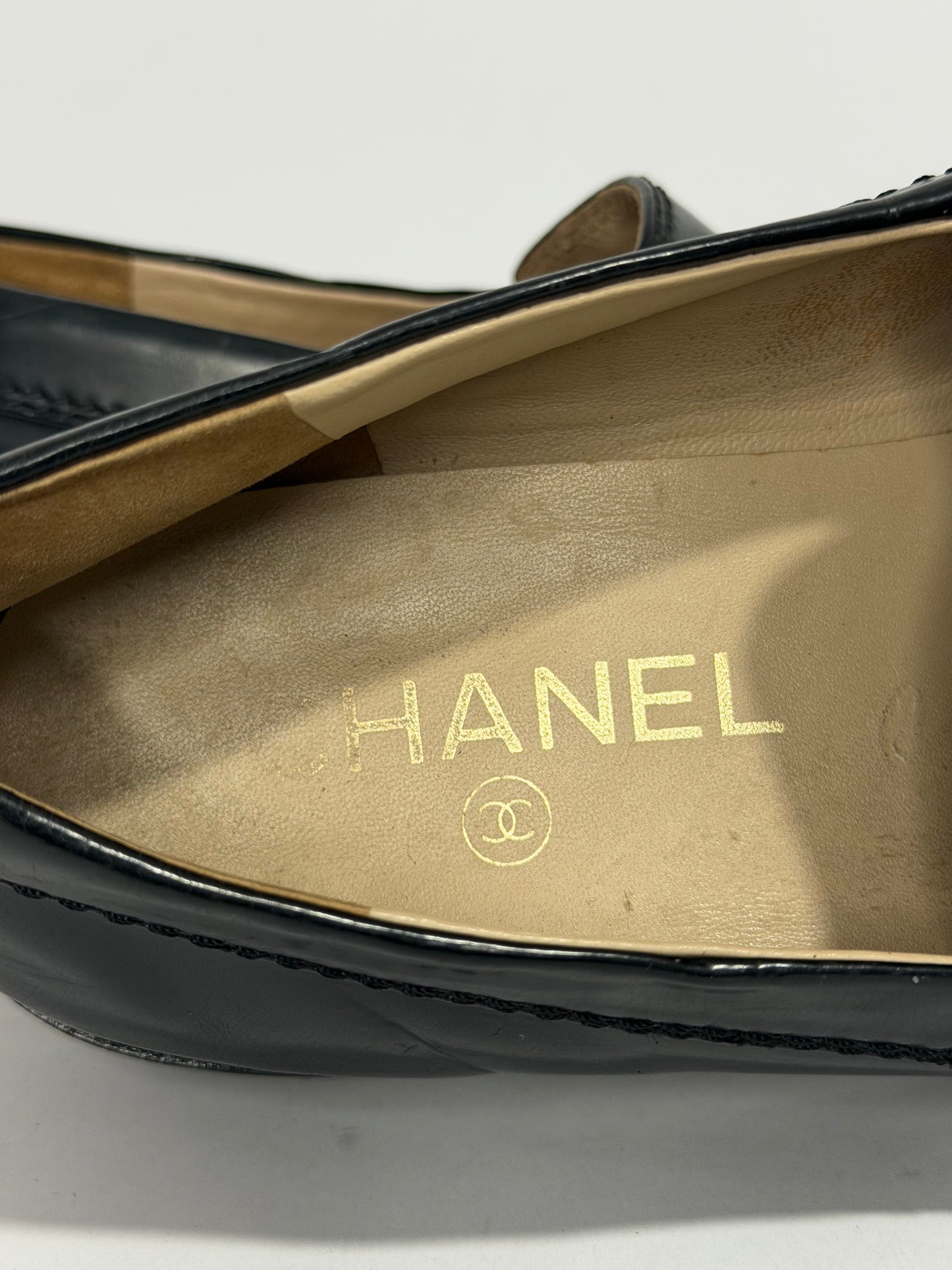 CHANEL
Shiny Calfskin Logo Loafers Black Size 37 EU/ 7 US/ 4 UK