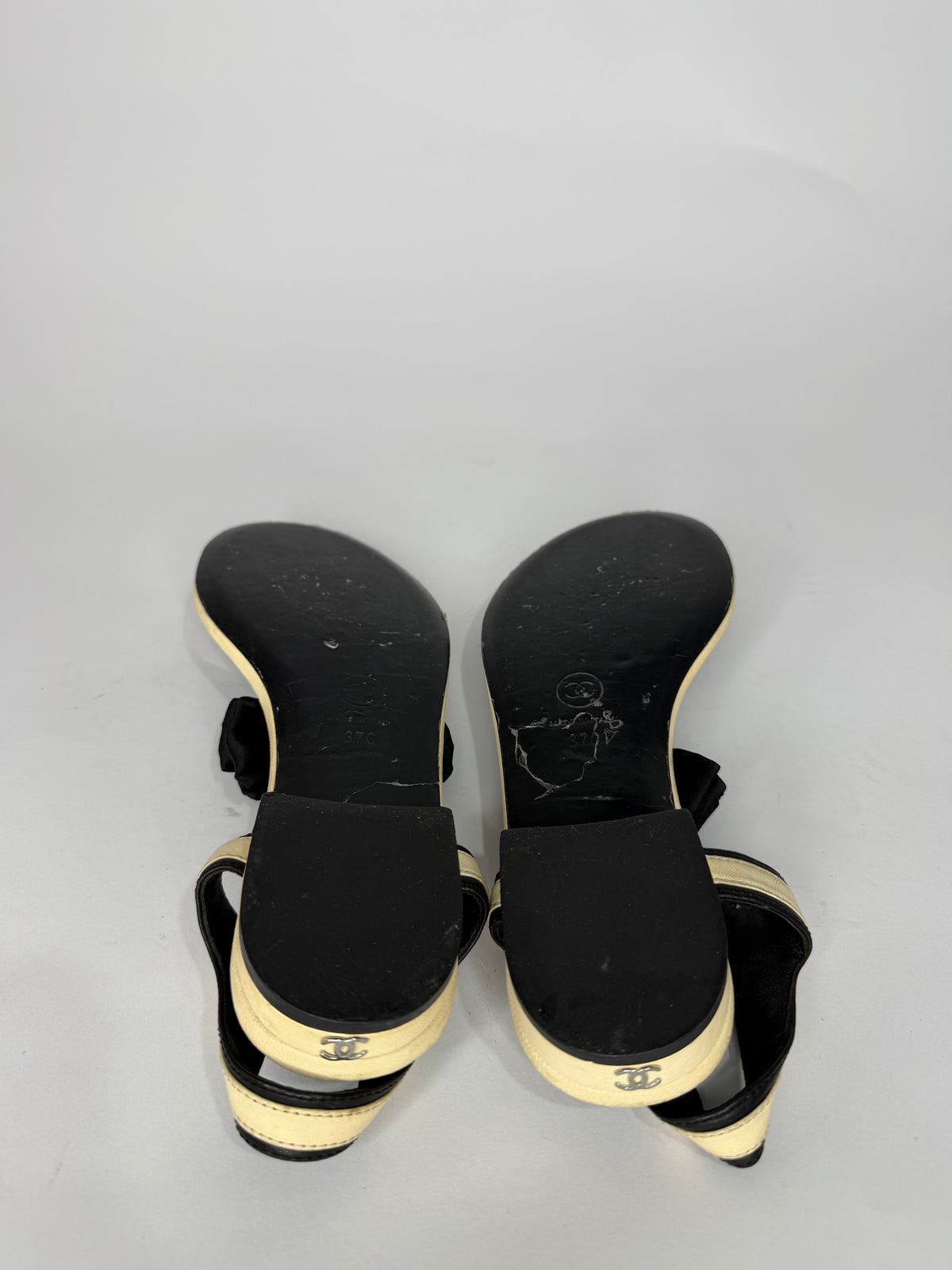 Chanel
2017 Interlocking CC Logo T-Strap Sandals
Women's Size 37 EU/ 7 US/ 4 UK