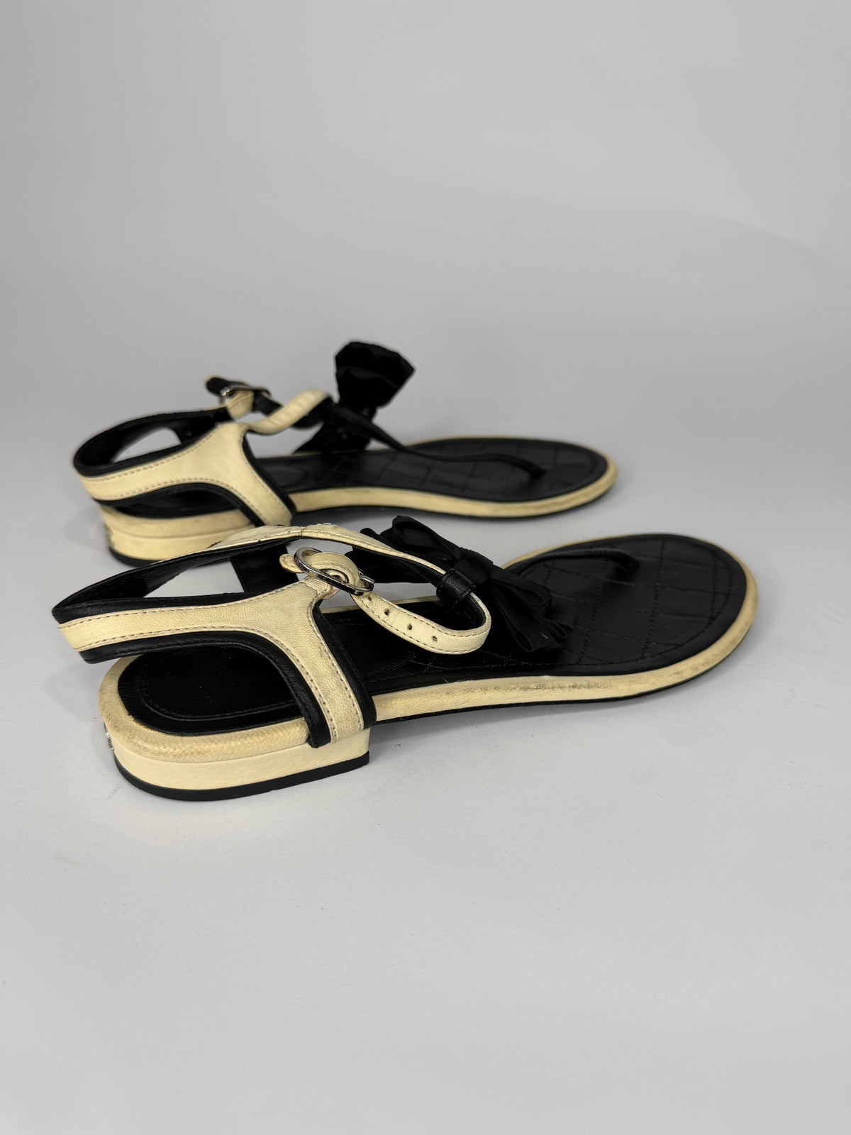 Chanel
2017 Interlocking CC Logo T-Strap Sandals
Women's Size 37 EU/ 7 US/ 4 UK