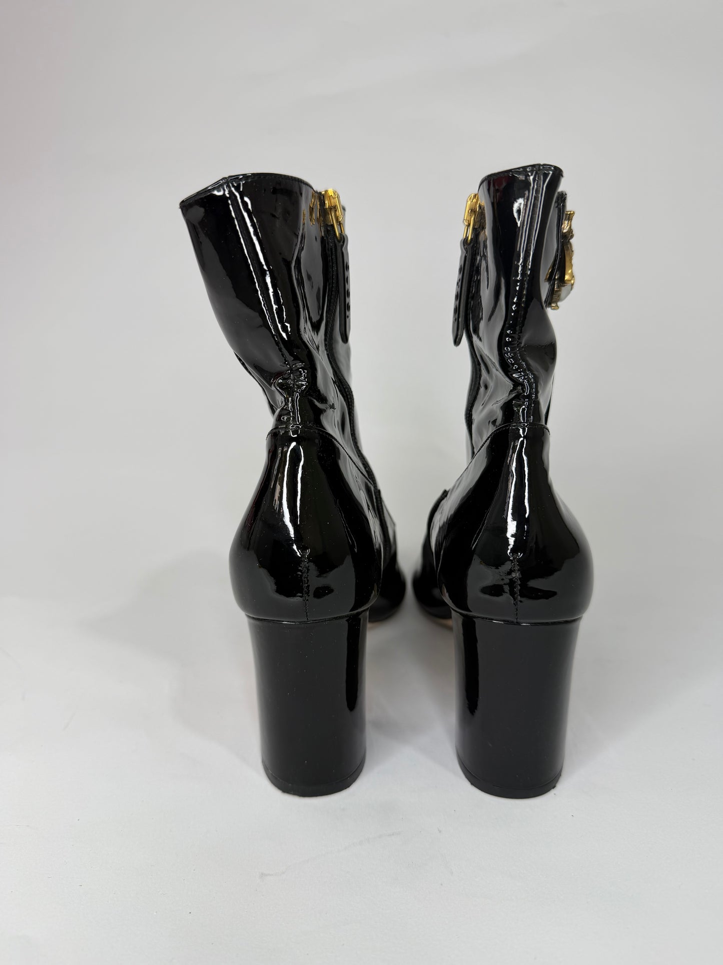 Gucci
Lois Patent Leather Bee Boots
Size 37.5 EU/ 7.5 US/ 4.5 UK