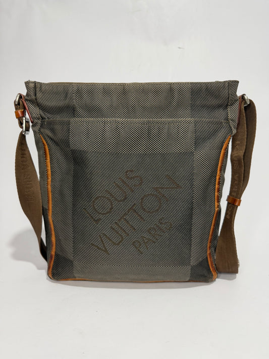 LOUIS VUITTON
Terre Damier Geant Vertical Messenger Bag