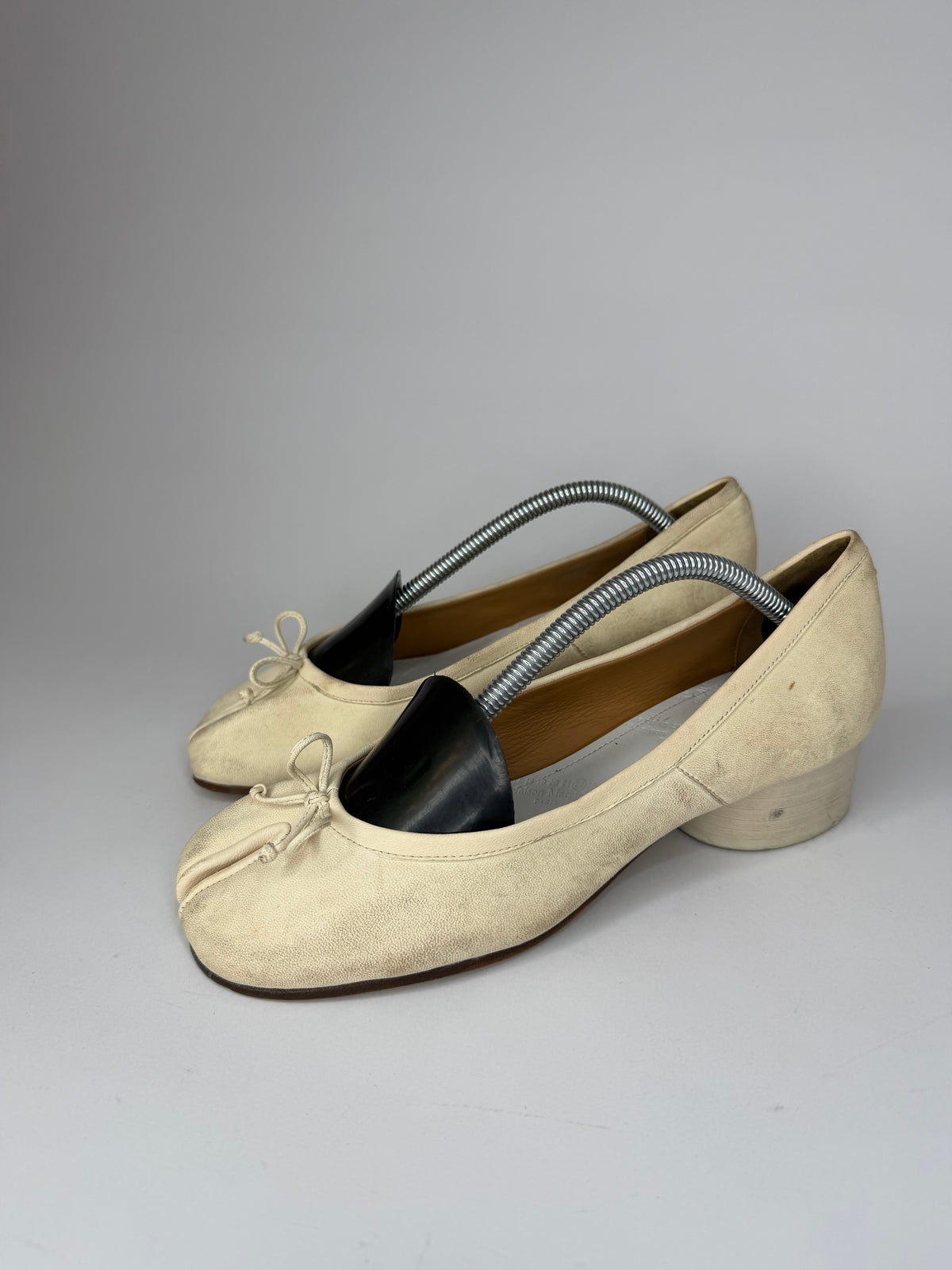 Maison Margiela
Tabi Bow Accents Pumps Size 38 EU/ 8 US