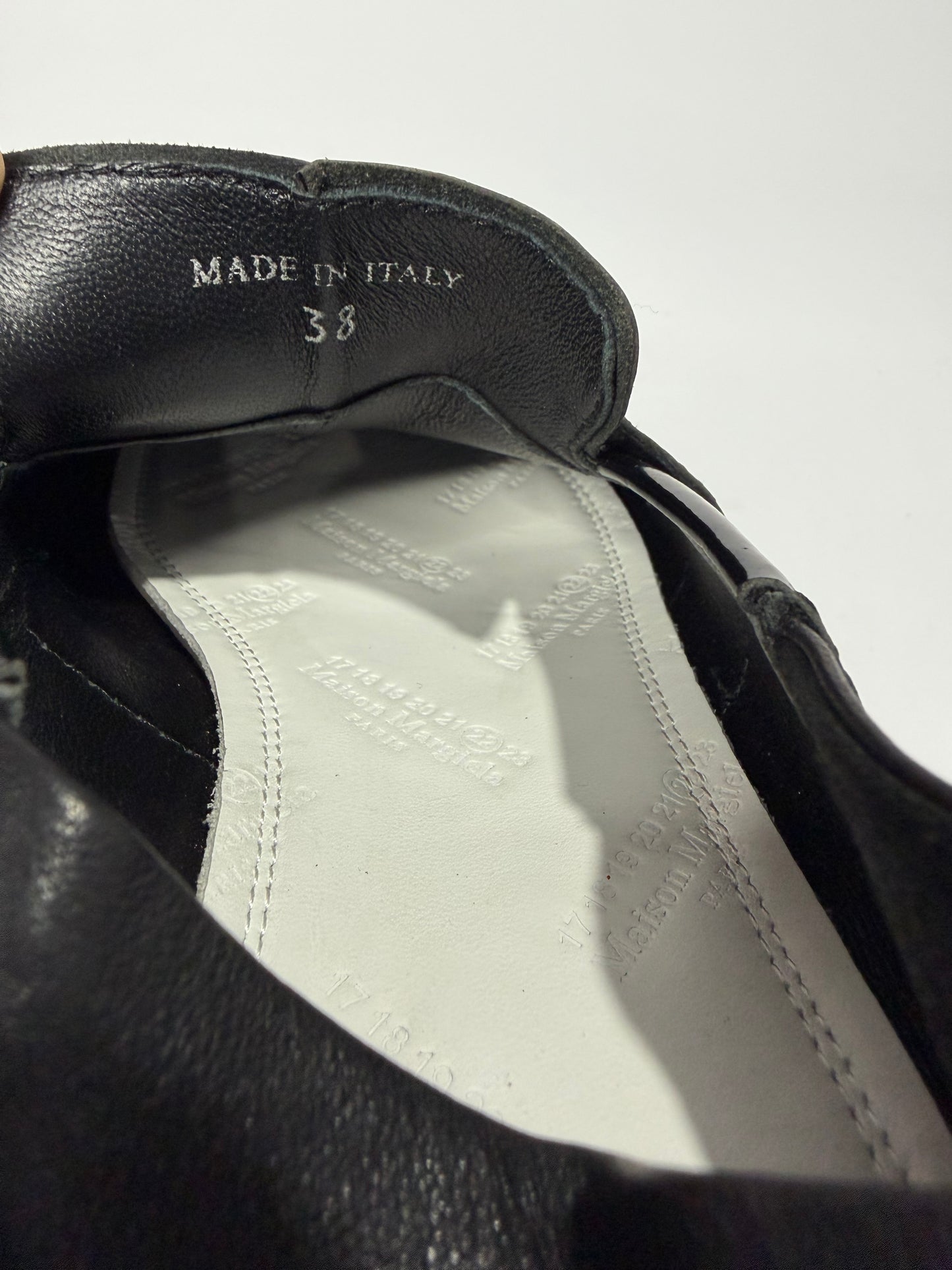 Maison Margeil
Tabi strap split-toe loafers Size 38 EU/ 8 US/ 5UK
