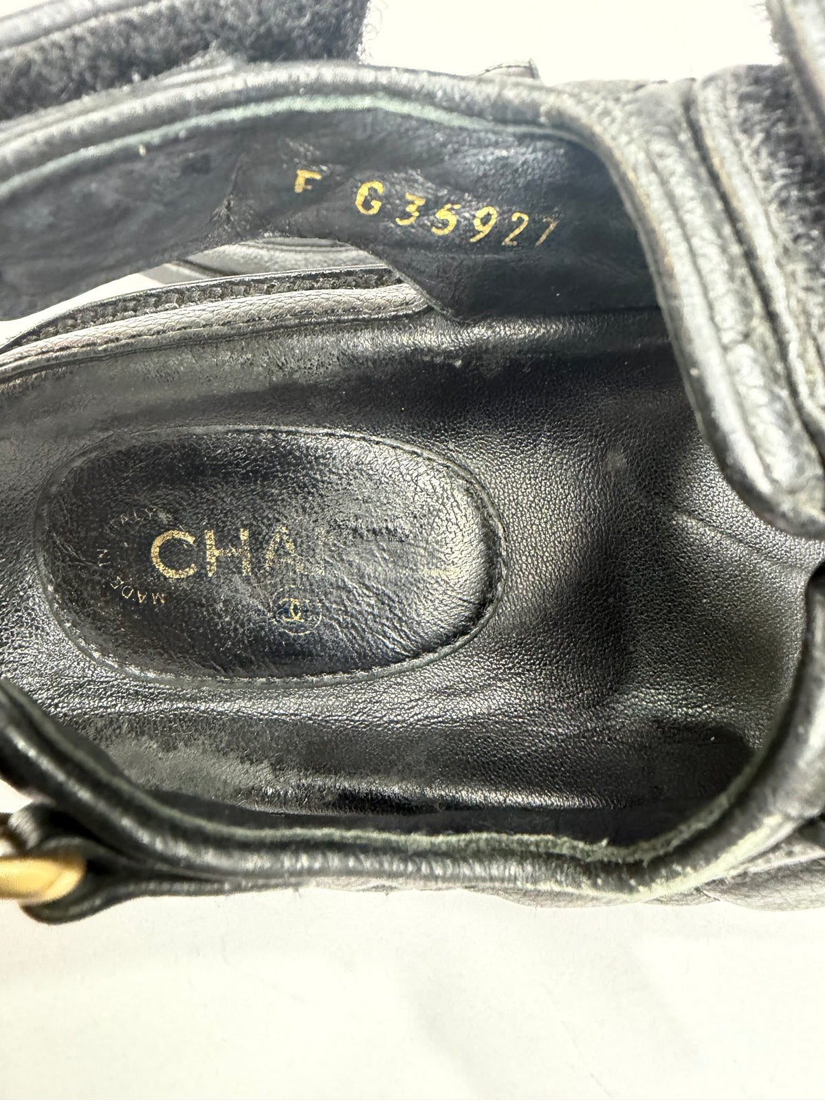 CHANEL
Grained Calfskin Velcro Dad Sandals Size 35 Black
