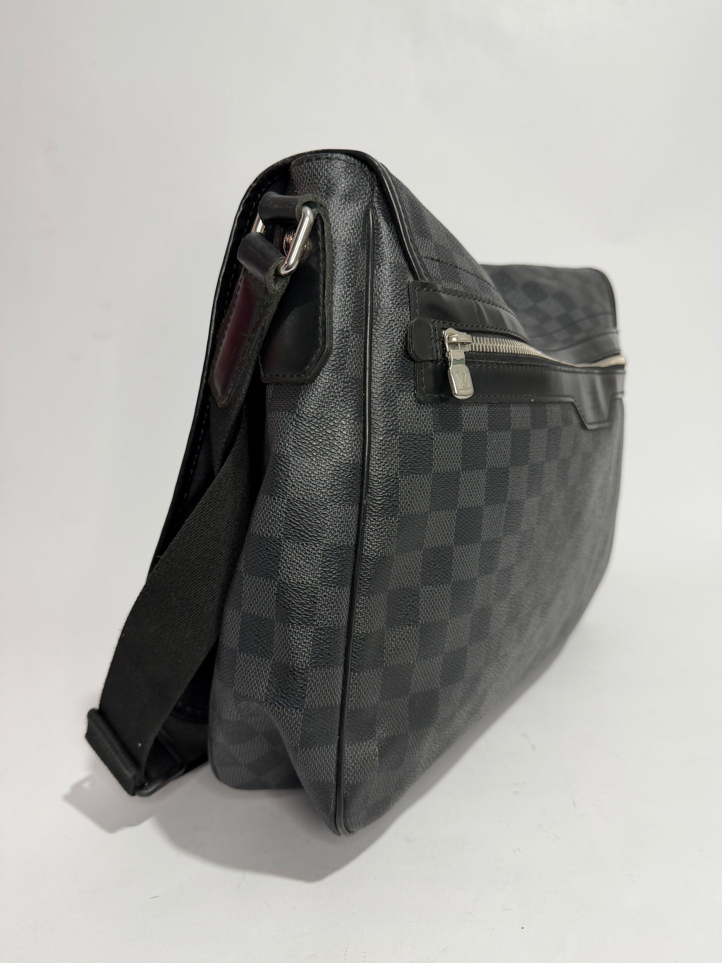 Louis Vuitton Damier Graphite Canvas Daniel MM Messenger Bag