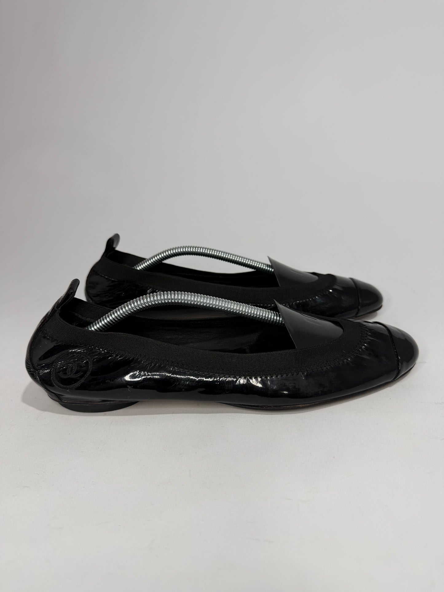 Chanel
Interlocking CC Logo Patent Leather Flats Size 39 EU/ 9 US