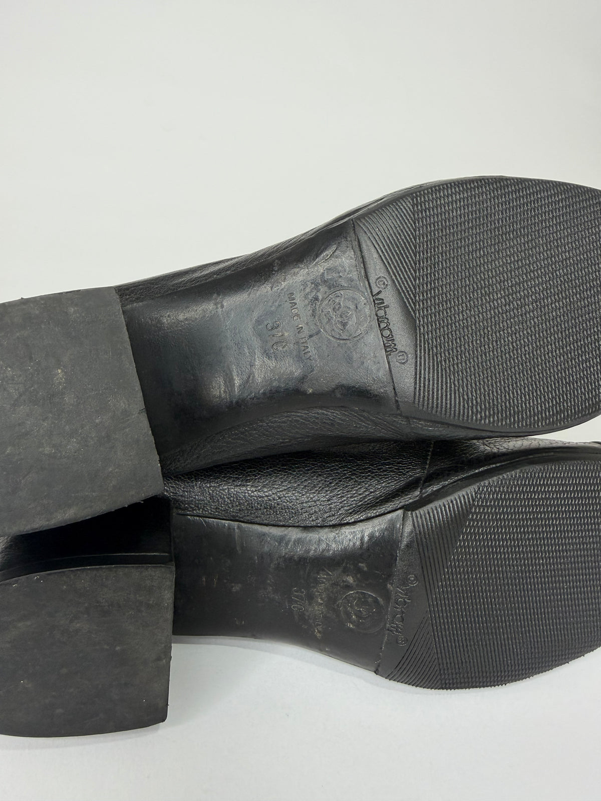 Chanel
Interlocking CC Logo Leather Pumps
Women's Size 37 EU/ 7 US/ 4 UK