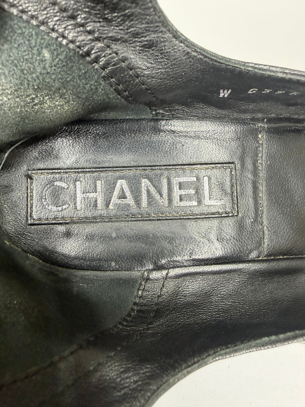 Chanel
Interlocking CC Logo Leather Pumps
Women's Size 37 EU/ 7 US/ 4 UK