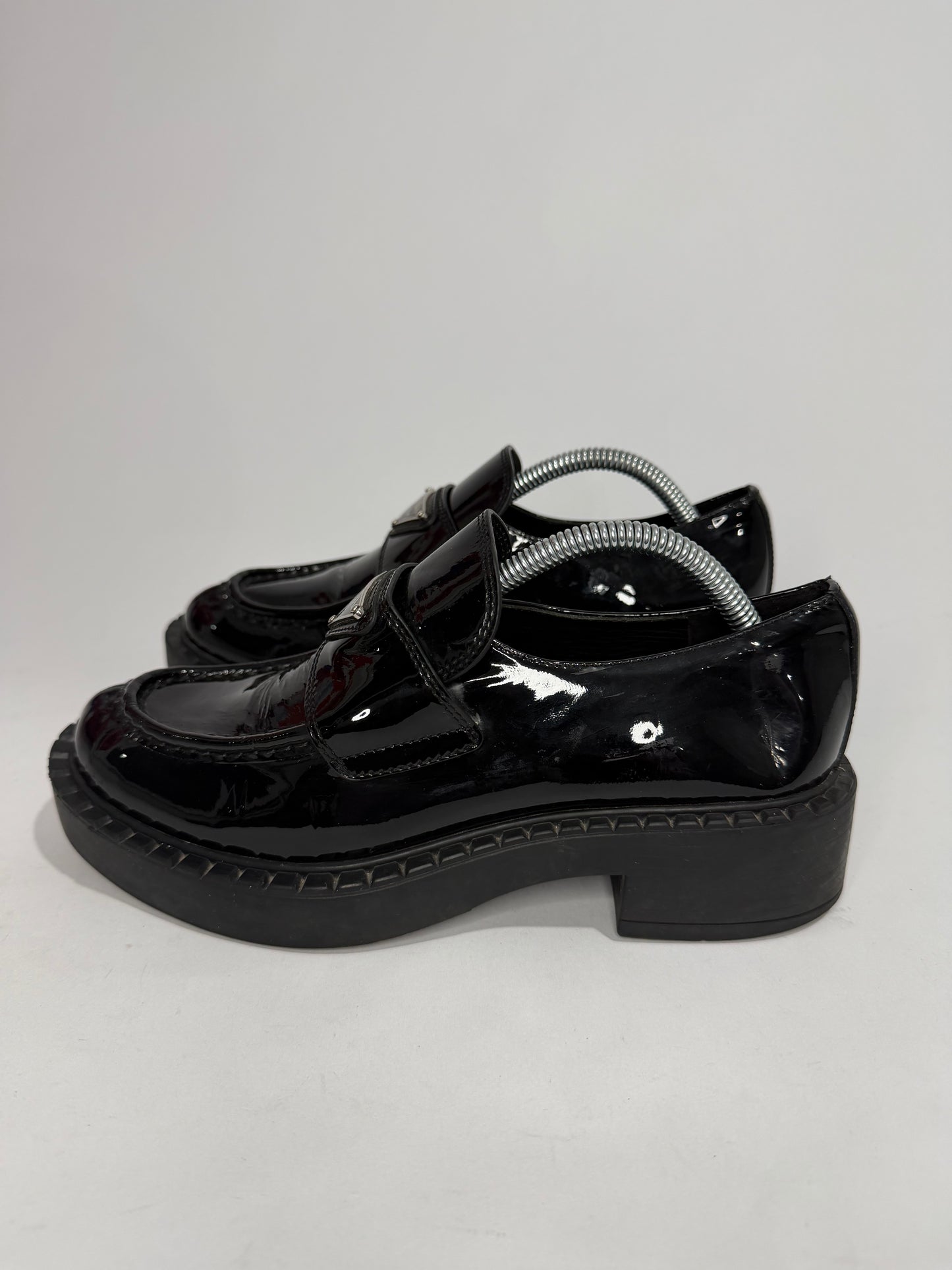 PRADA
Vernice Metal Triangle Logo 50mm Loafers Size 37 EU/7 US/ 4 UK