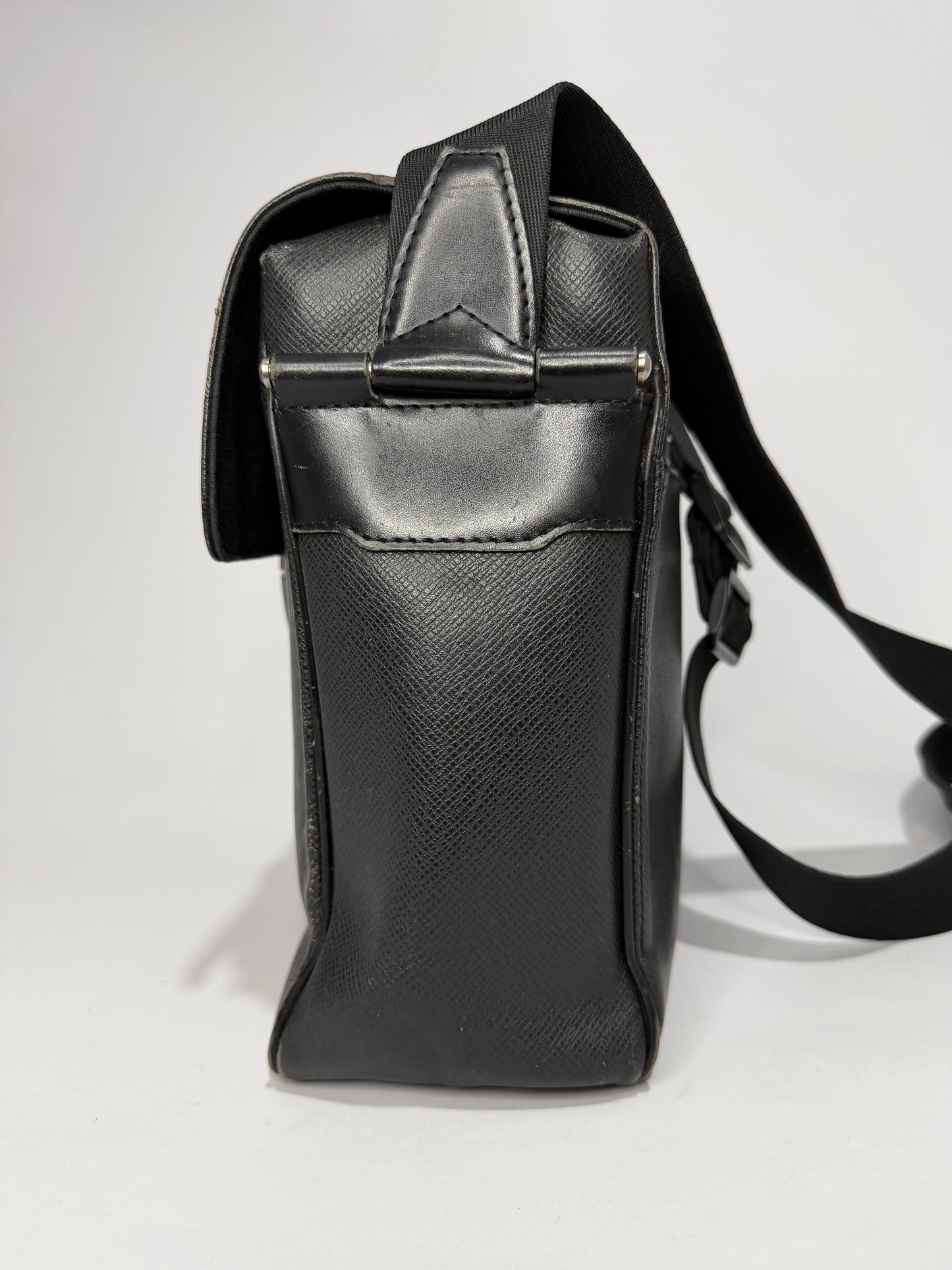 LOUIS VUITTON
Black Taiga Leather Yaranga Porte Appareil Messenger Bag