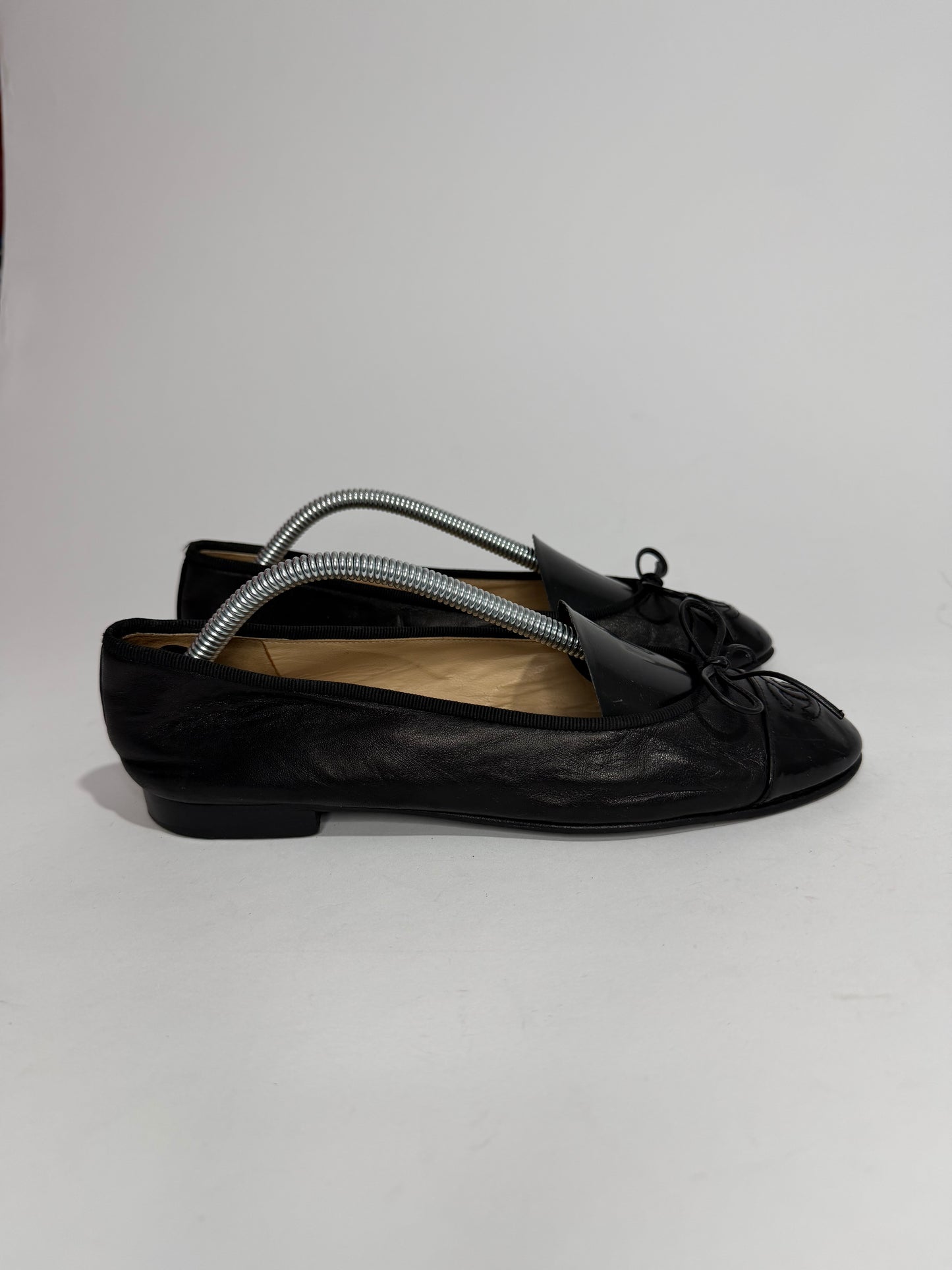 CHANEL
Lambskin Patent Cap Toe Ballerina Flats Black Size 37 EU/ 7 US / 4 UK