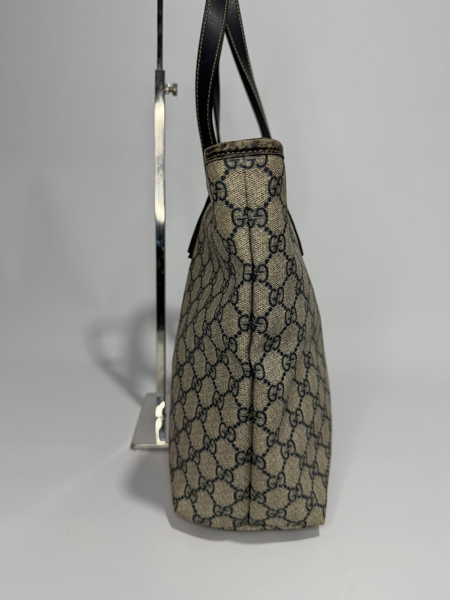 GUCCI GG Supreme Monogram Medium Zippered Shopping Tote in Navy
