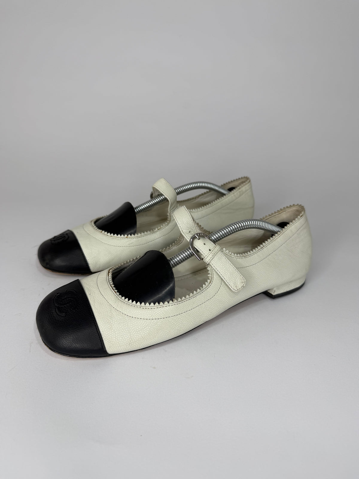 Chanel White/Black Leather CC Mary Jane Flats Size 39 EU/ 9 US