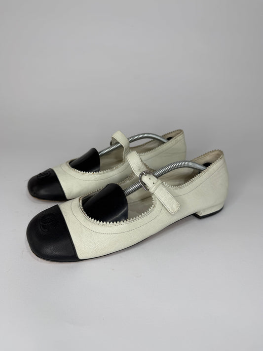 Chanel White/Black Leather CC Mary Jane Flats Size 39 EU/ 9 US